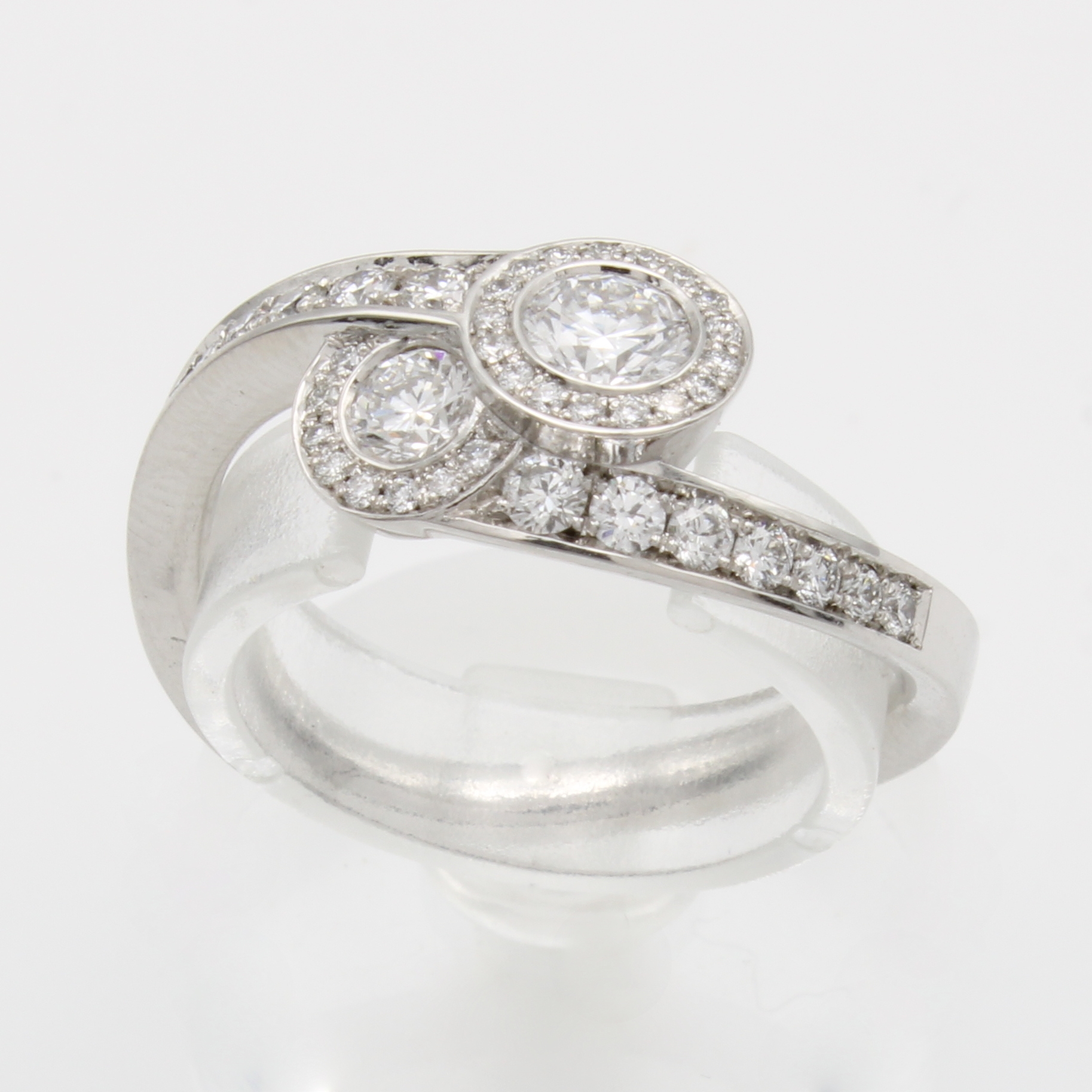 Image 26969376 - Ring mit Brillanten, WG 750/000, 1 Brill. ca. 0.24 ct, 1 Brill. ca. 0.12 ct und 39 ...