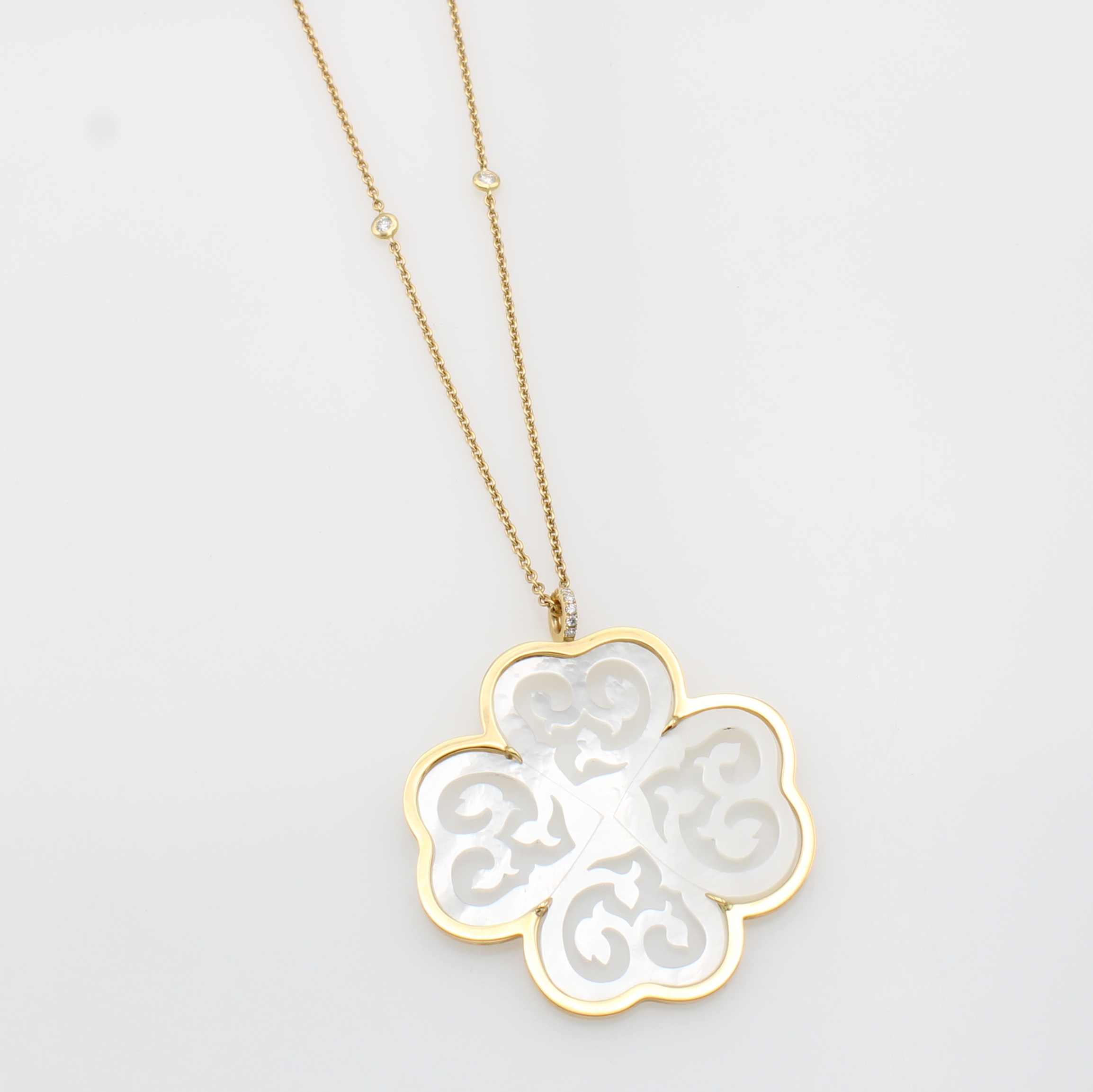 Image 26969394 - Anhänger ´Kleeblatt´ mit Perlmutt und Brillanten, RG 750/000, fein geschnitztes ...