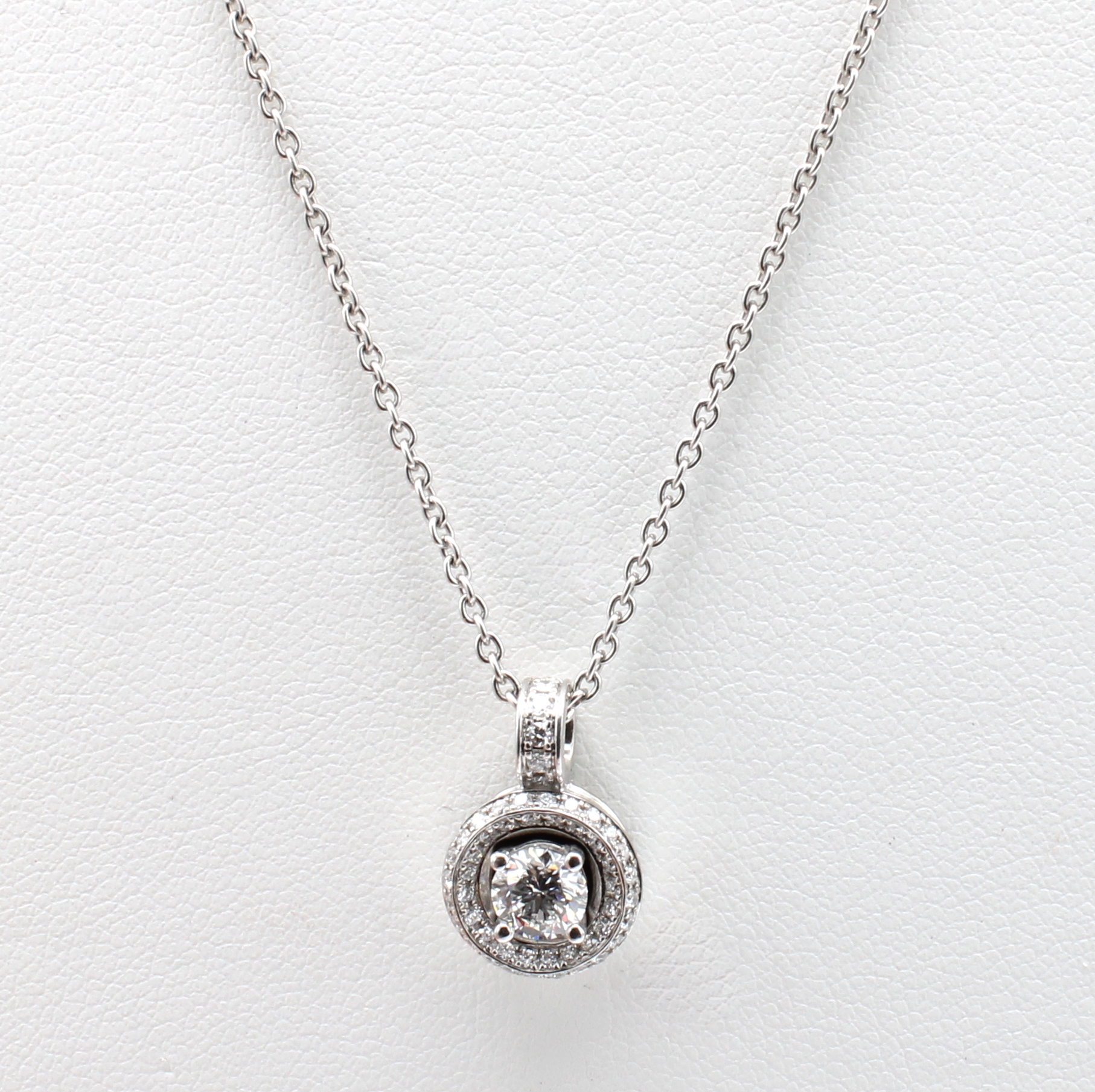 Image 26969396 - Anhänger mit Brillanten an Kette, WG 750/000, mittig gef. Brill. ca. 0.40 ct feines ...