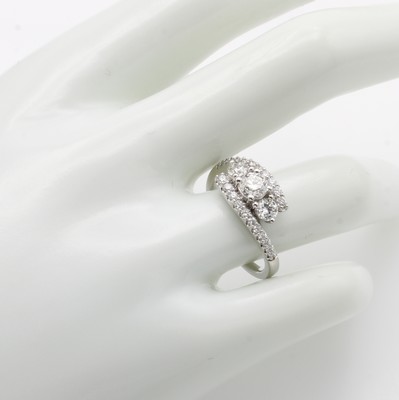 26969370a - Ring mit Brillanten, WG 750/000, 1 Brill. ca. 0.42 ct, 2 Brill. zus. ca. 0.40 ct feines ...