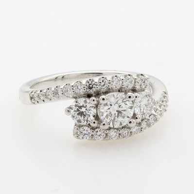 26969370b - Ring mit Brillanten, WG 750/000, 1 Brill. ca. 0.42 ct, 2 Brill. zus. ca. 0.40 ct feines ...
