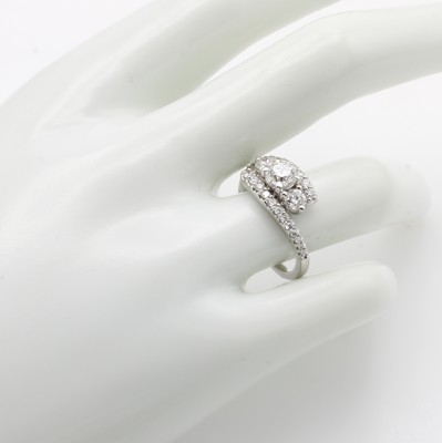26969371a - Ring mit Brillanten, WG 750/000, 1 Brill. ca. 0.59 ct hochfeines Weiß(E)/si1, 2 ...