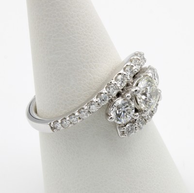 26969372b - Ring mit Brillanten, WG 750/000, 1 Brill. ca. 0.70 ct l.get.Weiß/si1, 2 Brill. zus. ca. ...