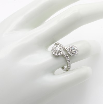 26969373a - Ring mit Brillanten, WG 750/000, 2 Brill. zus. ca. 0.82 ct feines Weiß/si und 34 ...