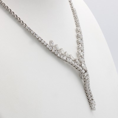 26969374a - Y-Collier mit Diamanten und Brillanten, WG 750/000, 15 Diamantnavettes und 63 Brill. ...