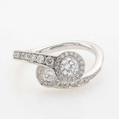 26969376b - Ring mit Brillanten, WG 750/000, 1 Brill. ca. 0.24 ct, 1 Brill. ca. 0.12 ct und 39 ...