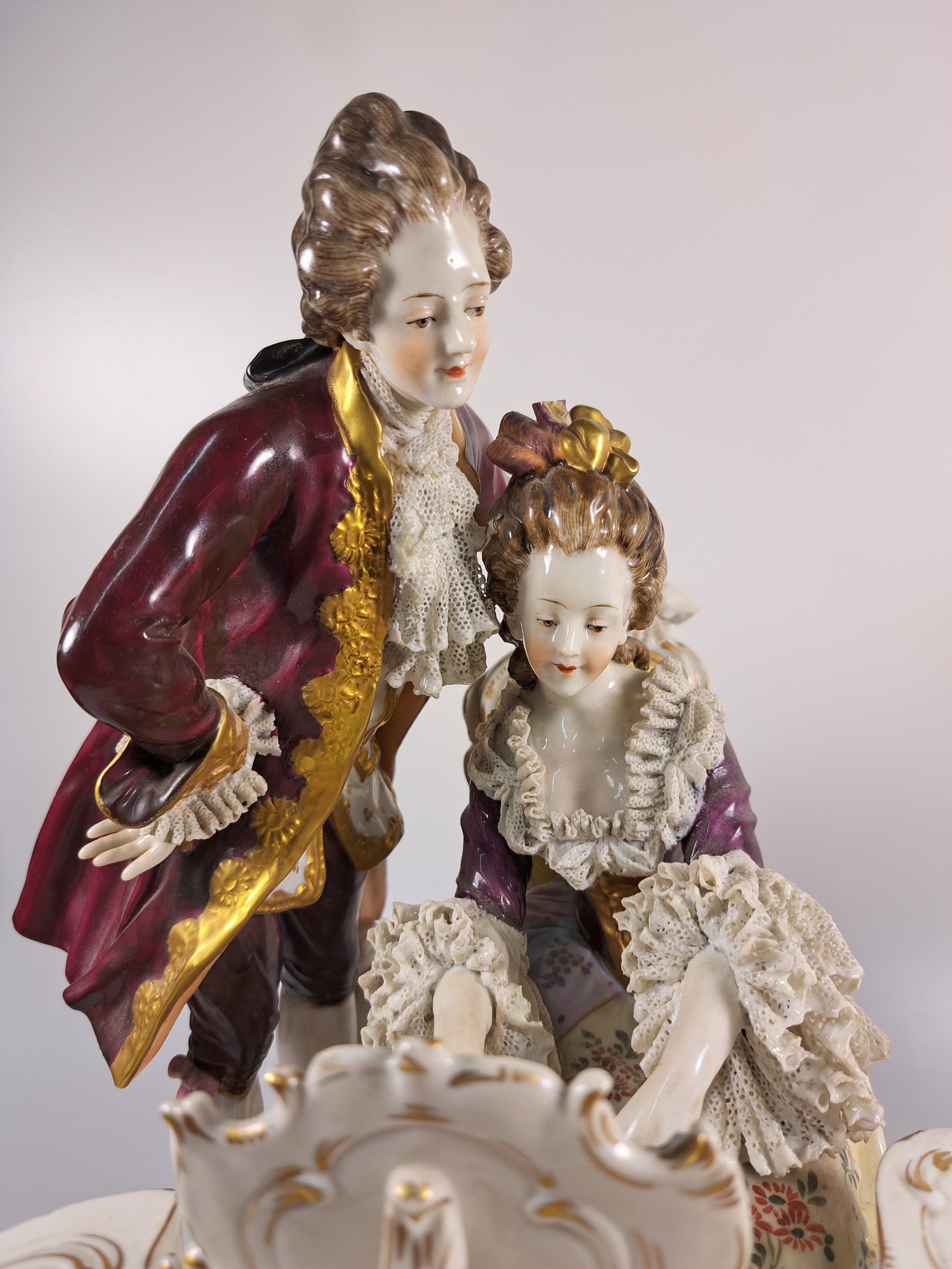 Detail c: Große Porzellanfigurengruppe, Aelteste Volkstedt, um 1910-20, Herr und Dame am Cembalo, bunt bemalt, reiche Goldstaffage, best., H. ca. 33cm