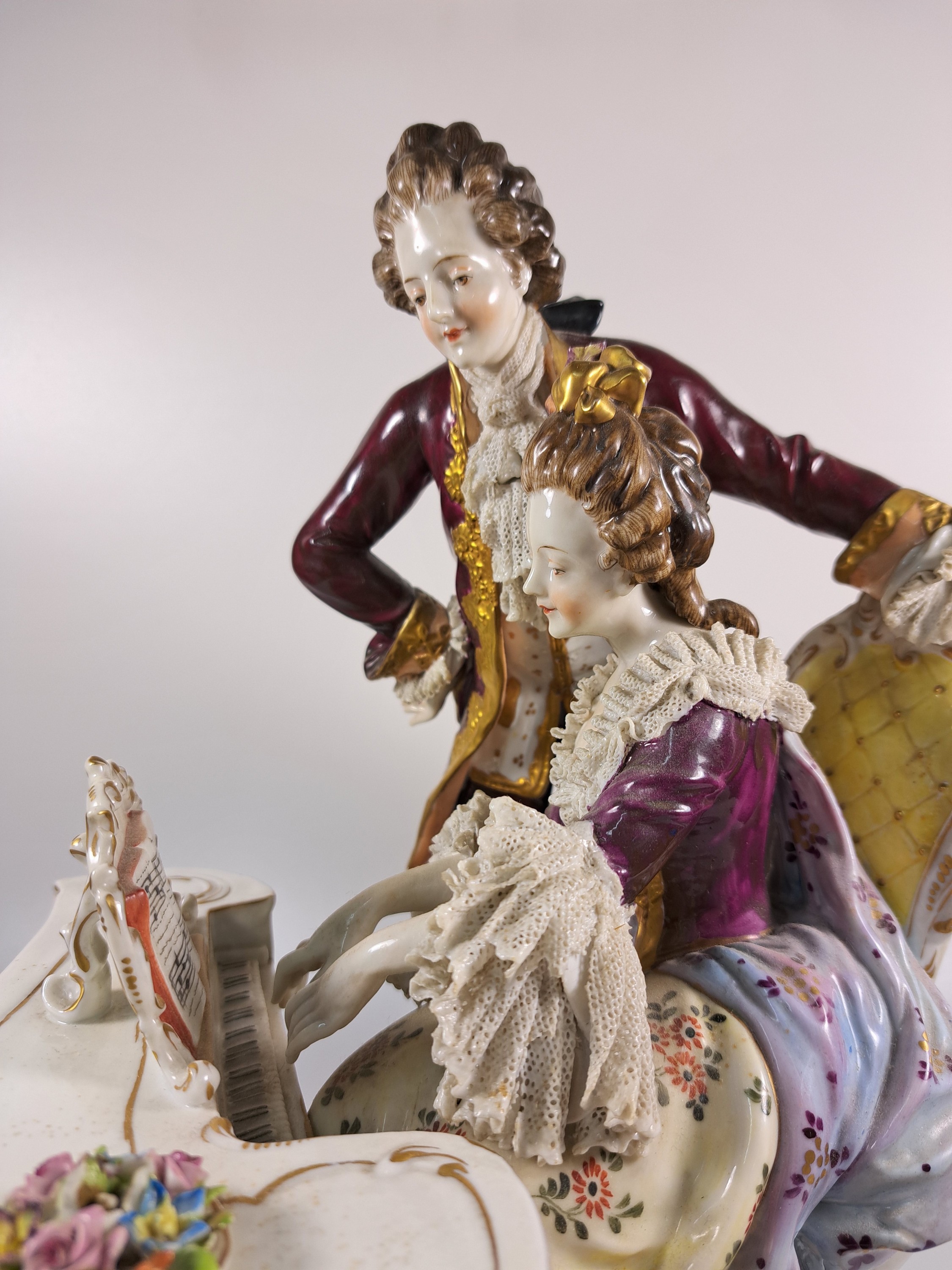 Detail d: Große Porzellanfigurengruppe, Aelteste Volkstedt, um 1910-20, Herr und Dame am Cembalo, bunt bemalt, reiche Goldstaffage, best., H. ca. 33cm