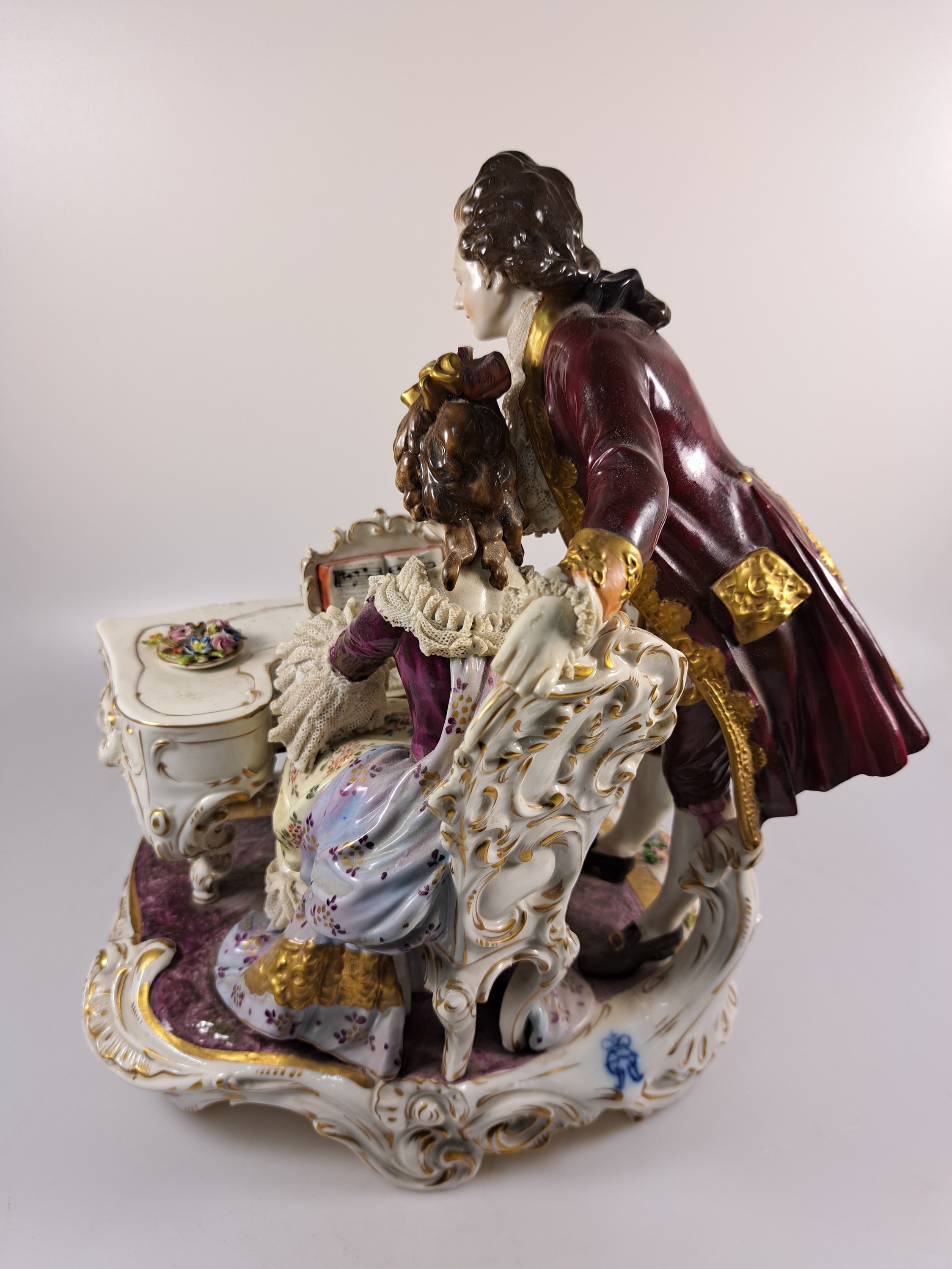 Detail e: Große Porzellanfigurengruppe, Aelteste Volkstedt, um 1910-20, Herr und Dame am Cembalo, bunt bemalt, reiche Goldstaffage, best., H. ca. 33cm