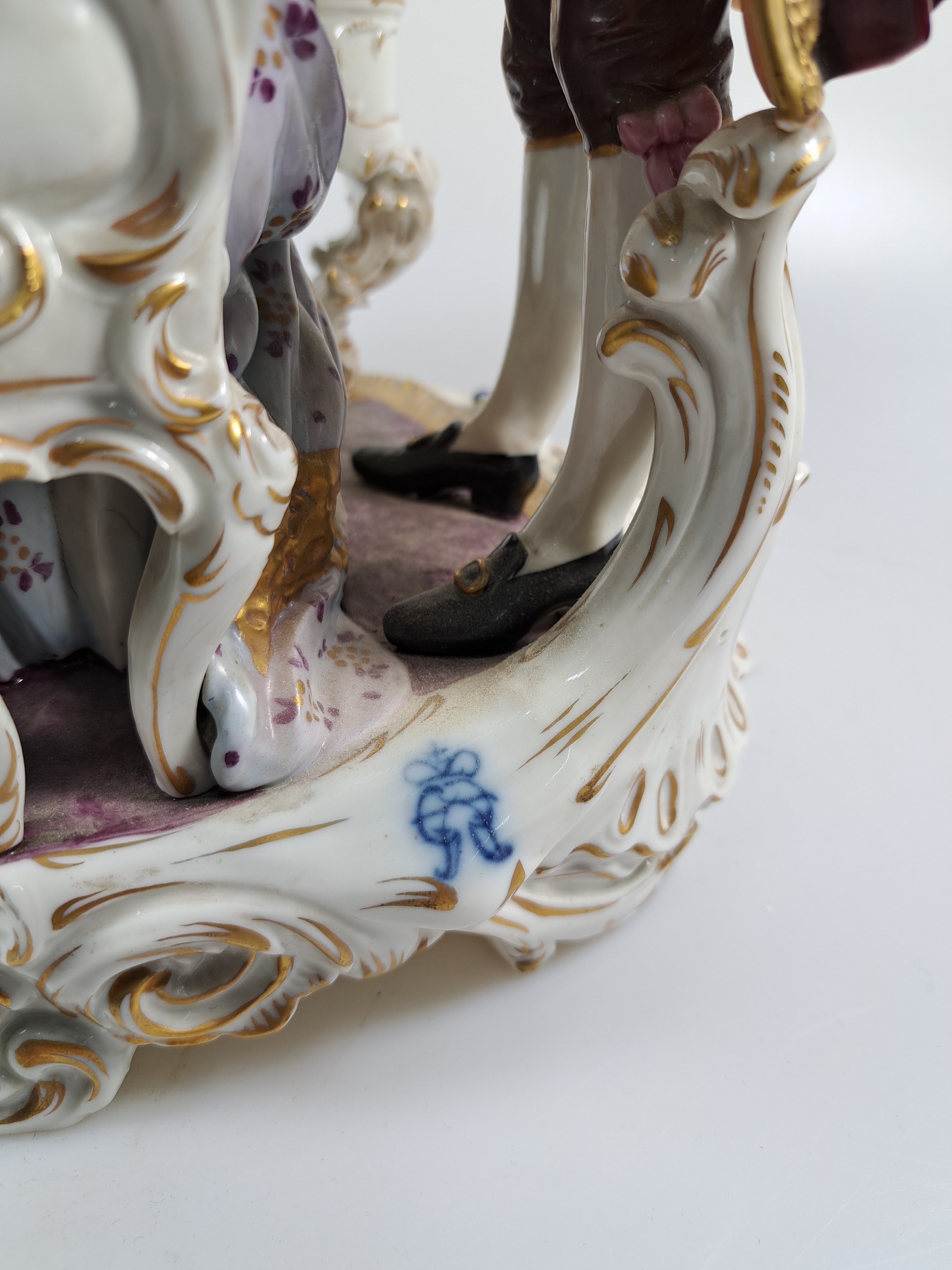 Detail f: Große Porzellanfigurengruppe, Aelteste Volkstedt, um 1910-20, Herr und Dame am Cembalo, bunt bemalt, reiche Goldstaffage, best., H. ca. 33cm