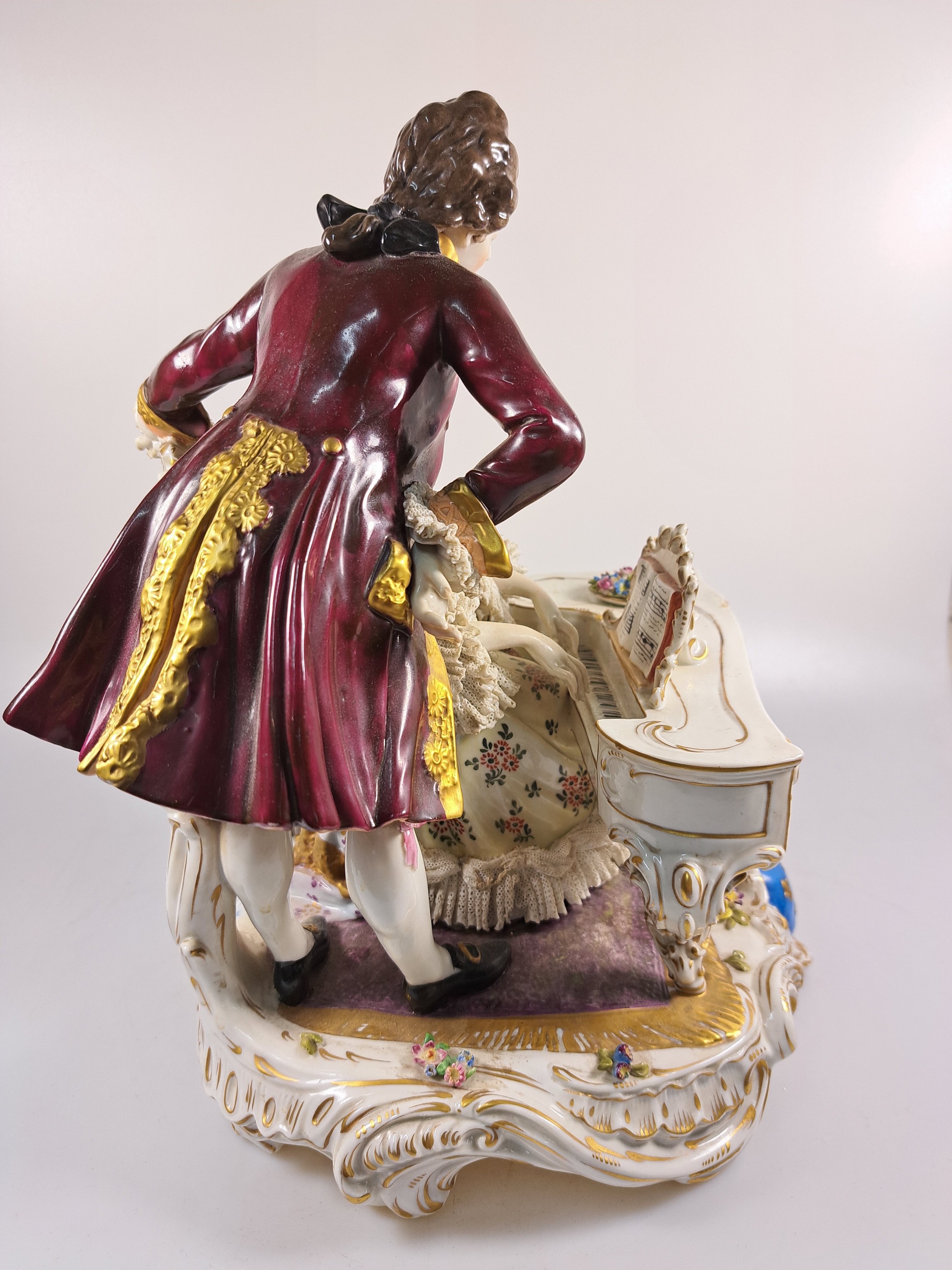 Detail g: Große Porzellanfigurengruppe, Aelteste Volkstedt, um 1910-20, Herr und Dame am Cembalo, bunt bemalt, reiche Goldstaffage, best., H. ca. 33cm