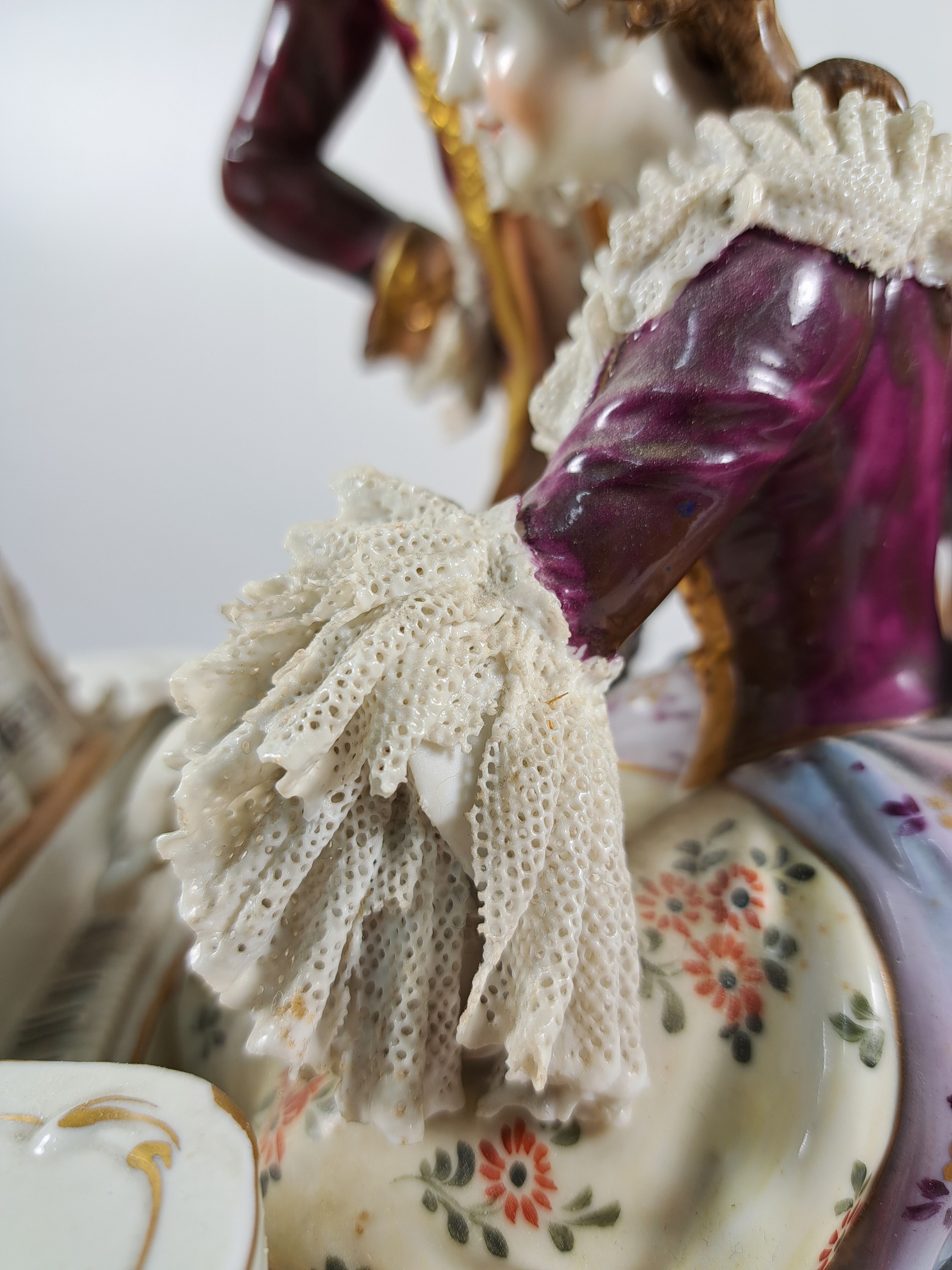 Detail j: Große Porzellanfigurengruppe, Aelteste Volkstedt, um 1910-20, Herr und Dame am Cembalo, bunt bemalt, reiche Goldstaffage, best., H. ca. 33cm