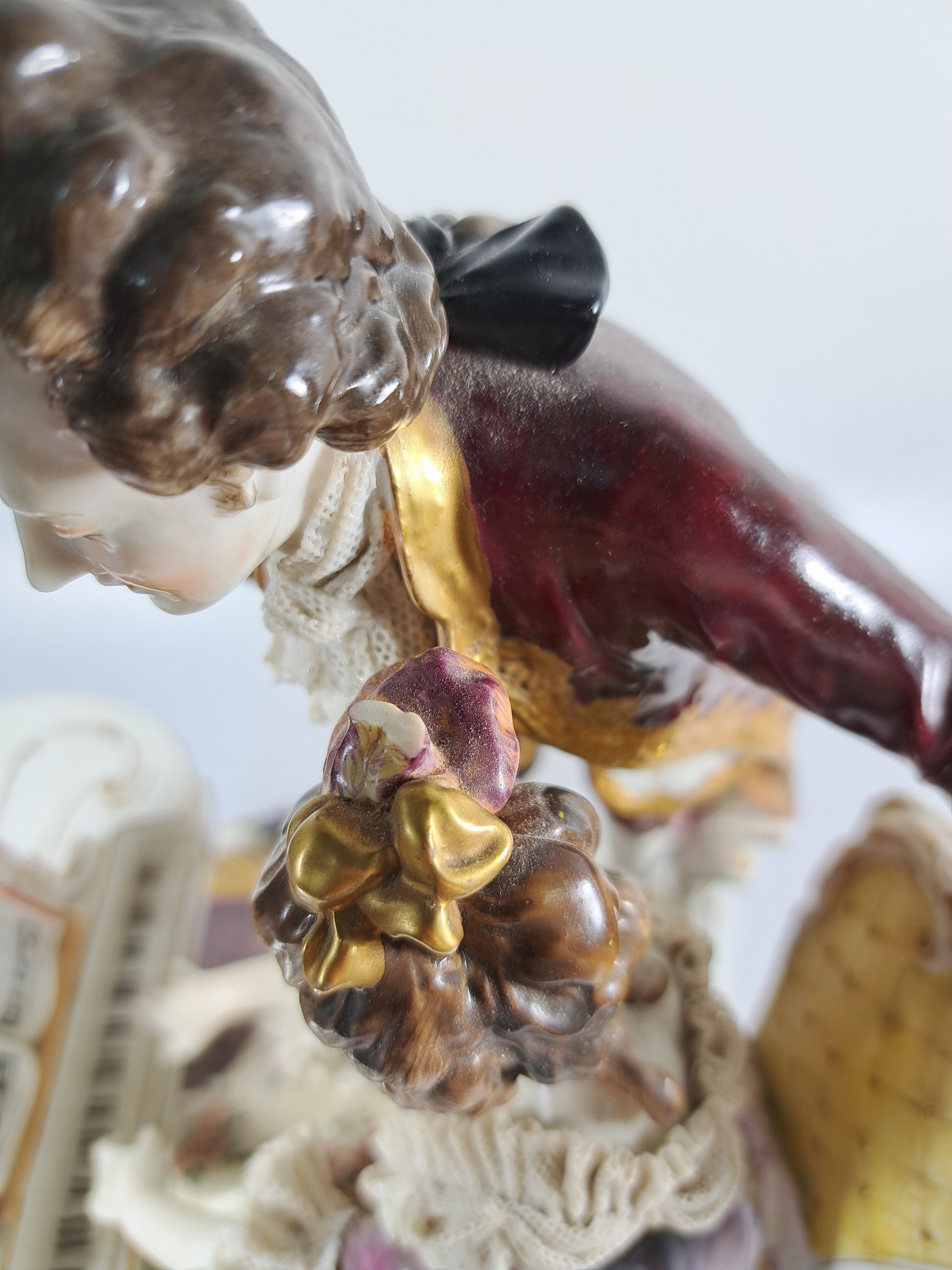 Detail k: Große Porzellanfigurengruppe, Aelteste Volkstedt, um 1910-20, Herr und Dame am Cembalo, bunt bemalt, reiche Goldstaffage, best., H. ca. 33cm