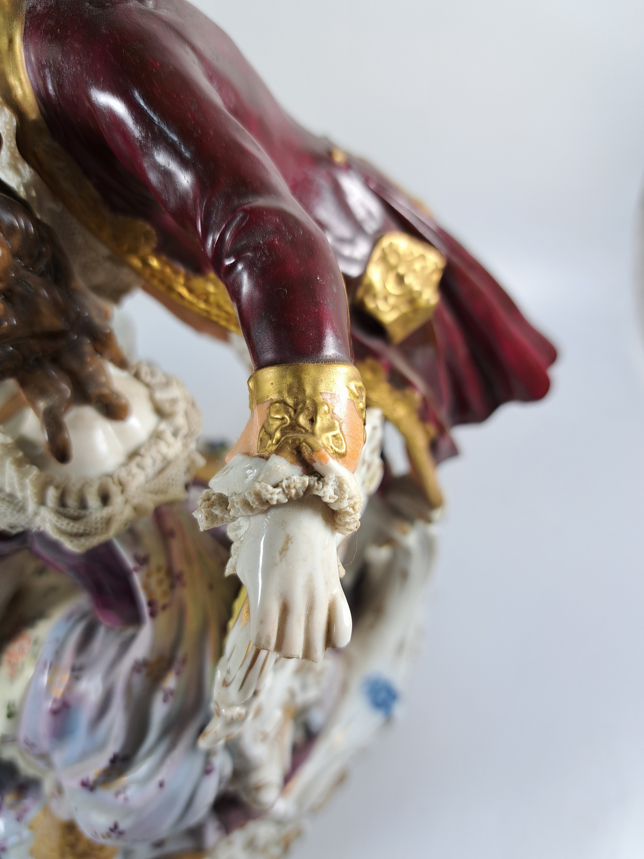 Detail l: Große Porzellanfigurengruppe, Aelteste Volkstedt, um 1910-20, Herr und Dame am Cembalo, bunt bemalt, reiche Goldstaffage, best., H. ca. 33cm