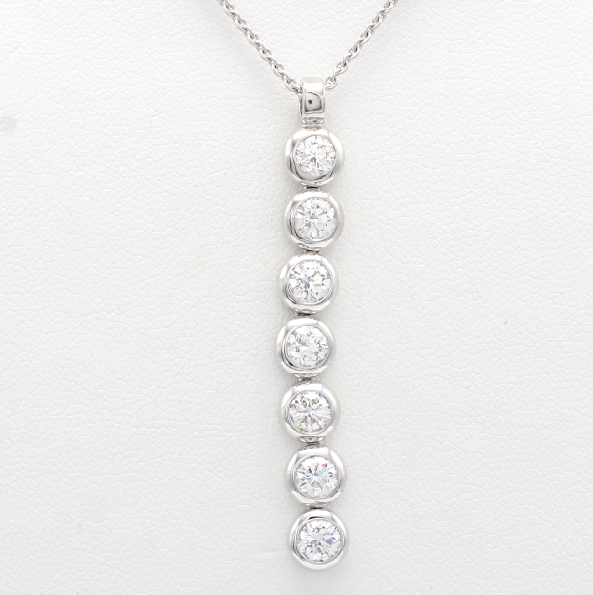 Image 26969425 - Anhänger mit Brillanten an Kette, WG 750/000, 7 Brill. in einer Reihe und in ...