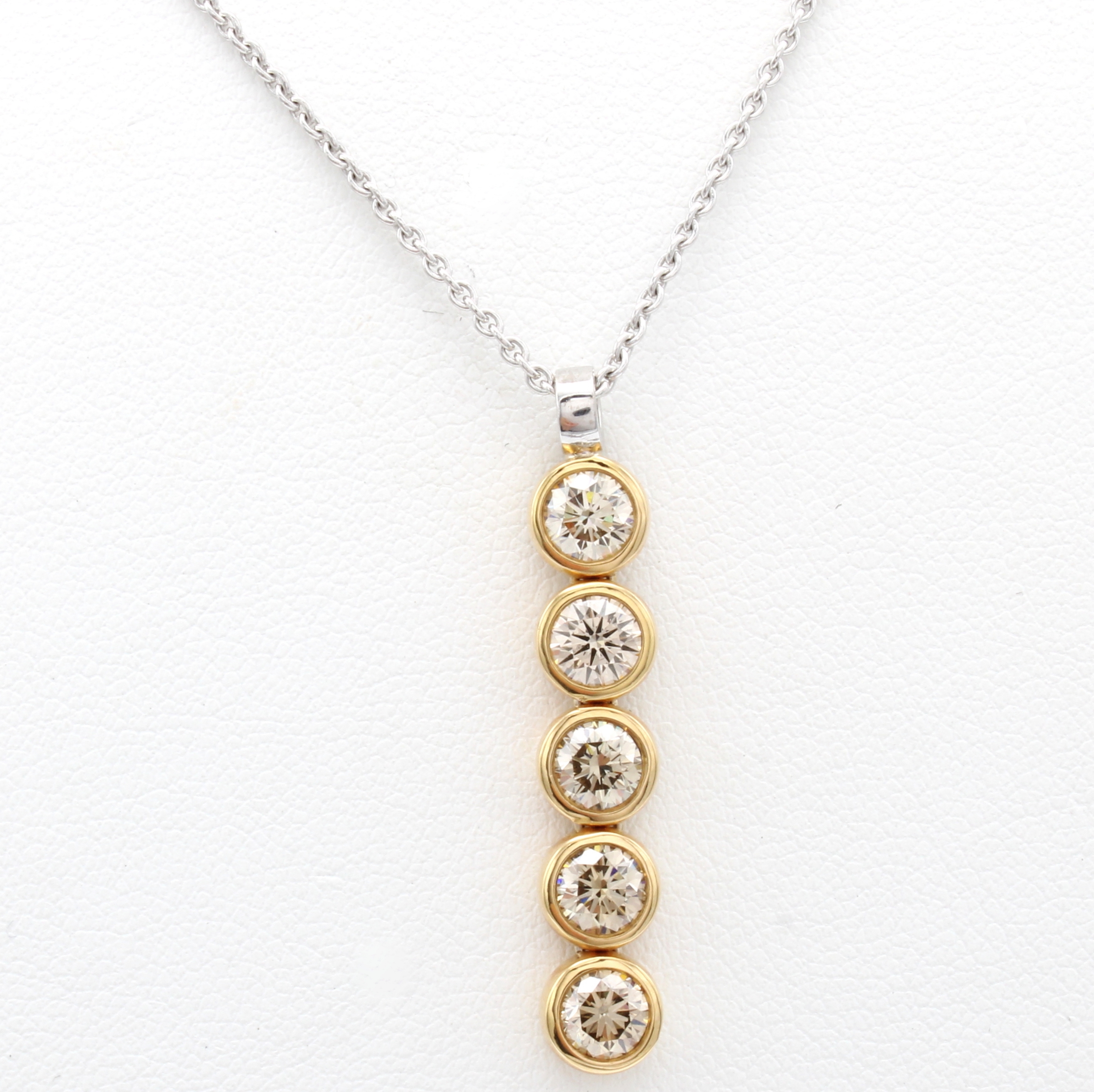 Image 26969428 - Anhänger mit Brillanten an Kette, RG/WG 750/000, 5 Brill. in einer Reihe u. in ...