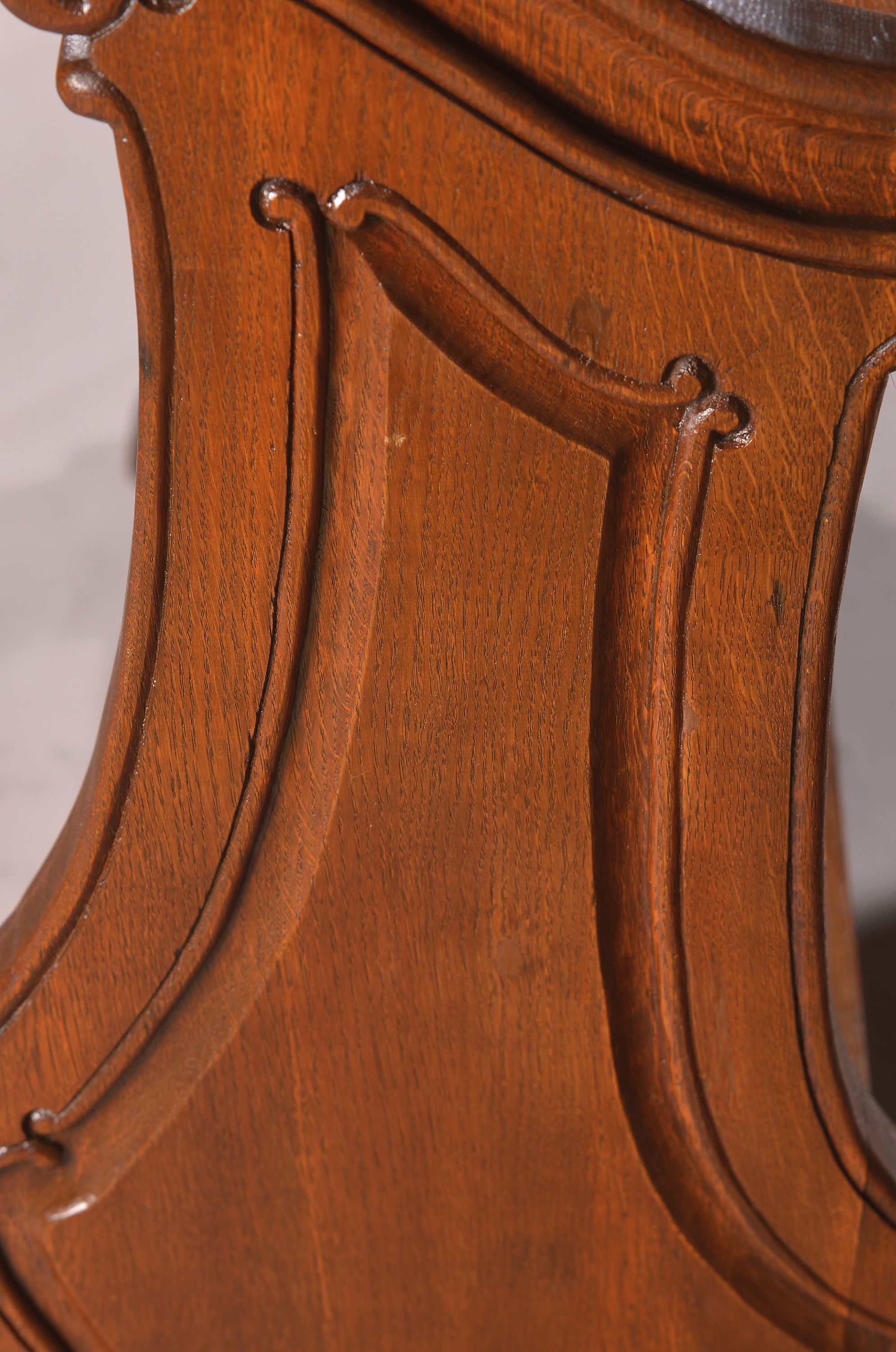 Detail a: 3 Regale aus ehemaligen Kirchenbänken, Wangen aus dem 18.Jh./19.Jh., Eiche massiv und aufwendig beschnitzt, ca. 94 x 150 x 39 cm, EZ 2