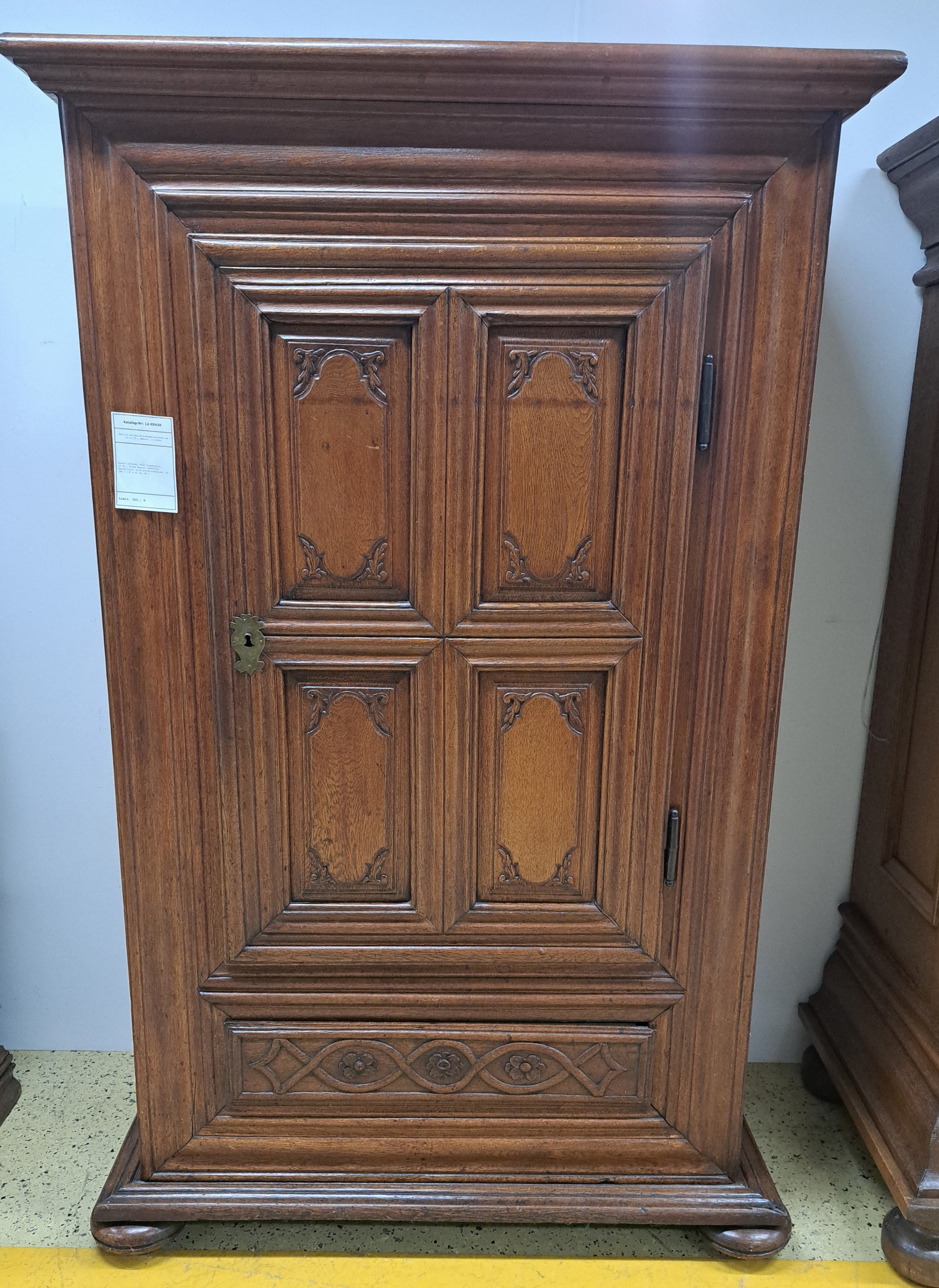 Detail a: Barock Schrank, wohl Frankreich, 18.Jh., Eiche massiv, eintürig, kassettiert, eine Sockelschublade, ca. 188 x 118 x 60 cm, EZ 2