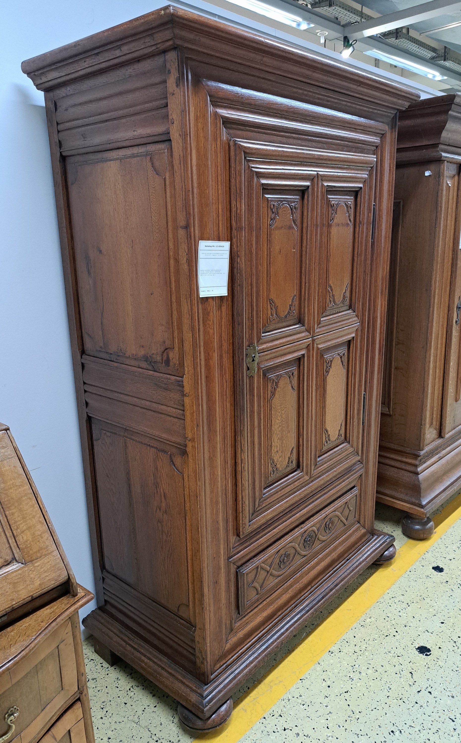 Detail b: Barock Schrank, wohl Frankreich, 18.Jh., Eiche massiv, eintürig, kassettiert, eine Sockelschublade, ca. 188 x 118 x 60 cm, EZ 2