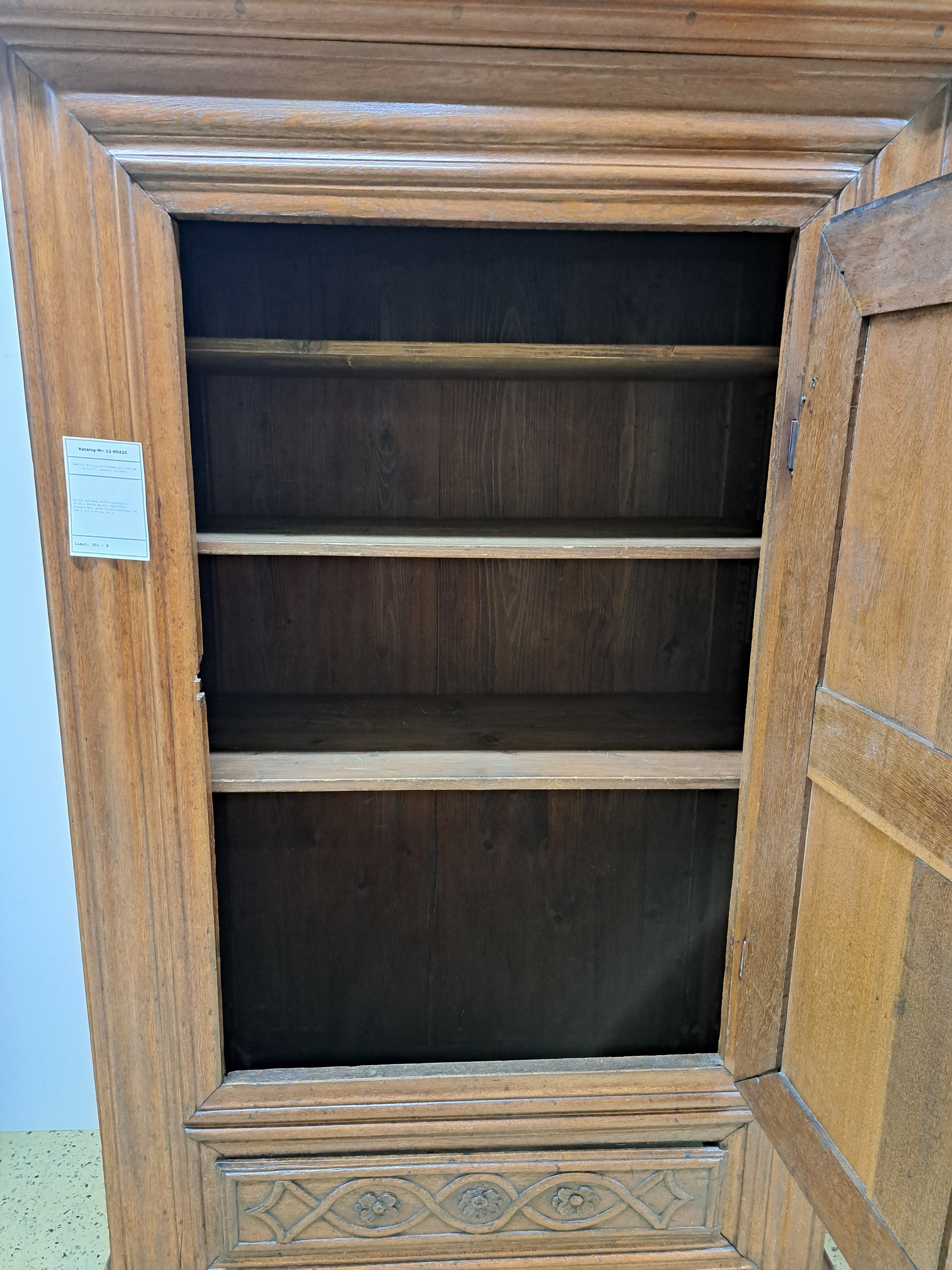 Detail d: Barock Schrank, wohl Frankreich, 18.Jh., Eiche massiv, eintürig, kassettiert, eine Sockelschublade, ca. 188 x 118 x 60 cm, EZ 2