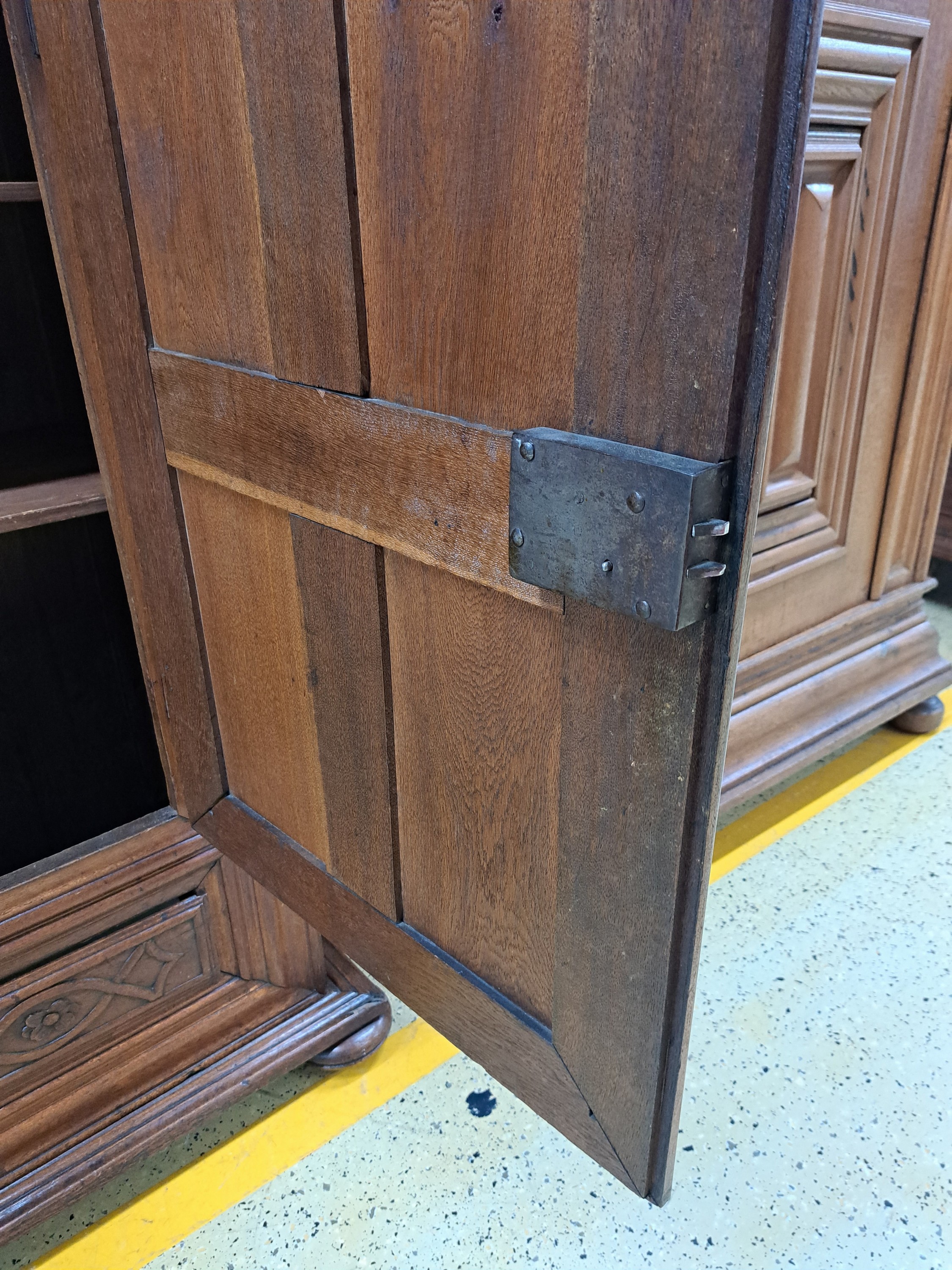 Detail e: Barock Schrank, wohl Frankreich, 18.Jh., Eiche massiv, eintürig, kassettiert, eine Sockelschublade, ca. 188 x 118 x 60 cm, EZ 2
