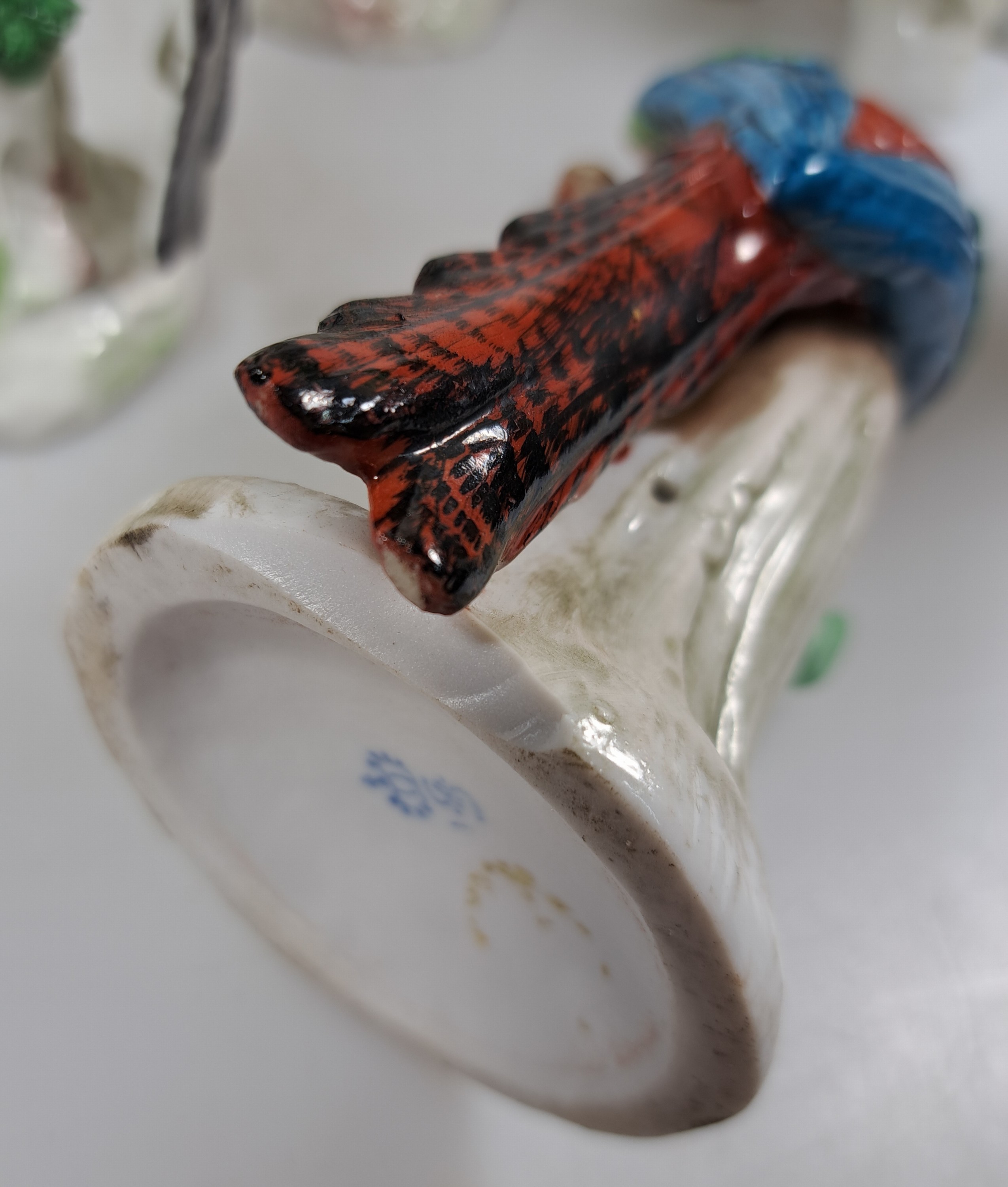 Detail d: 6 Porzellanvögel, Thüringen, um 1900 bzw. Anfang 20. Jh., Sitzendorf, Eisenach und Ens, Papageienpaar, Sitzendorf, H. ca. 16.5 cm, einmal an ...