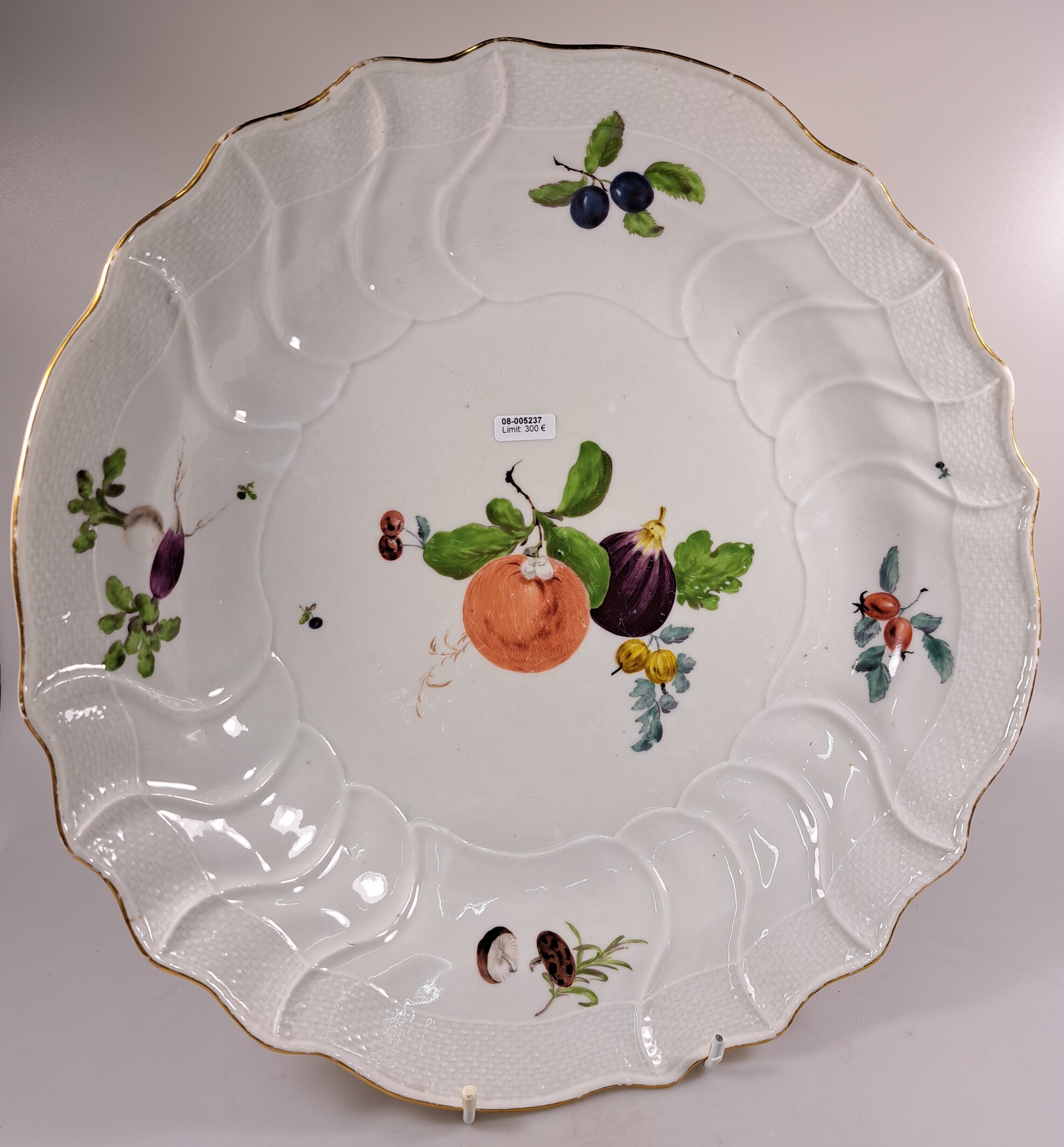 Detail a: Große runde Platte, Meissen, 1750, Porzellan, Neu-Ozier, Früchtedekor, Goldrand, leicht berieben, D. ca. 38 cm
