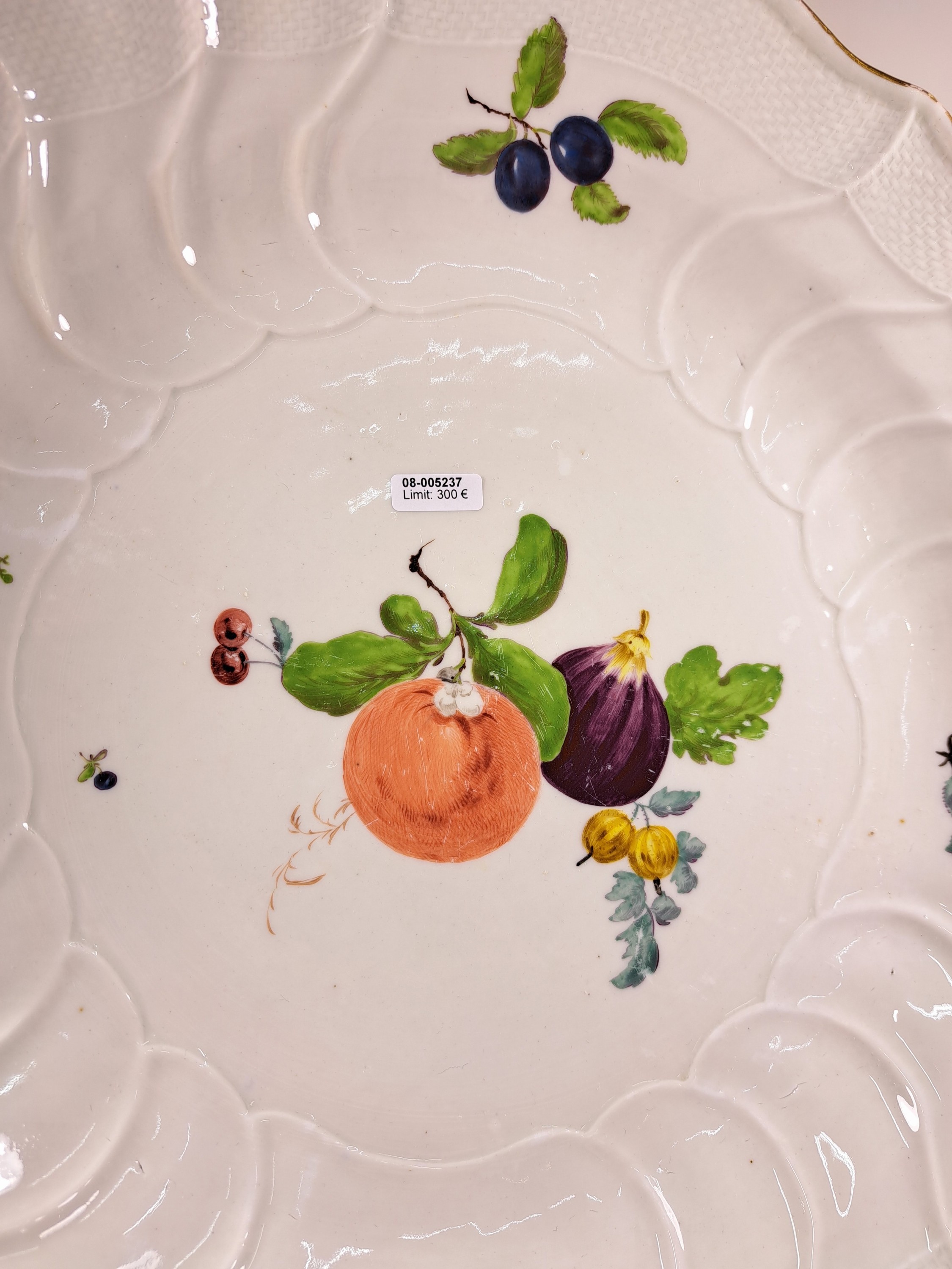 Detail b: Große runde Platte, Meissen, 1750, Porzellan, Neu-Ozier, Früchtedekor, Goldrand, leicht berieben, D. ca. 38 cm