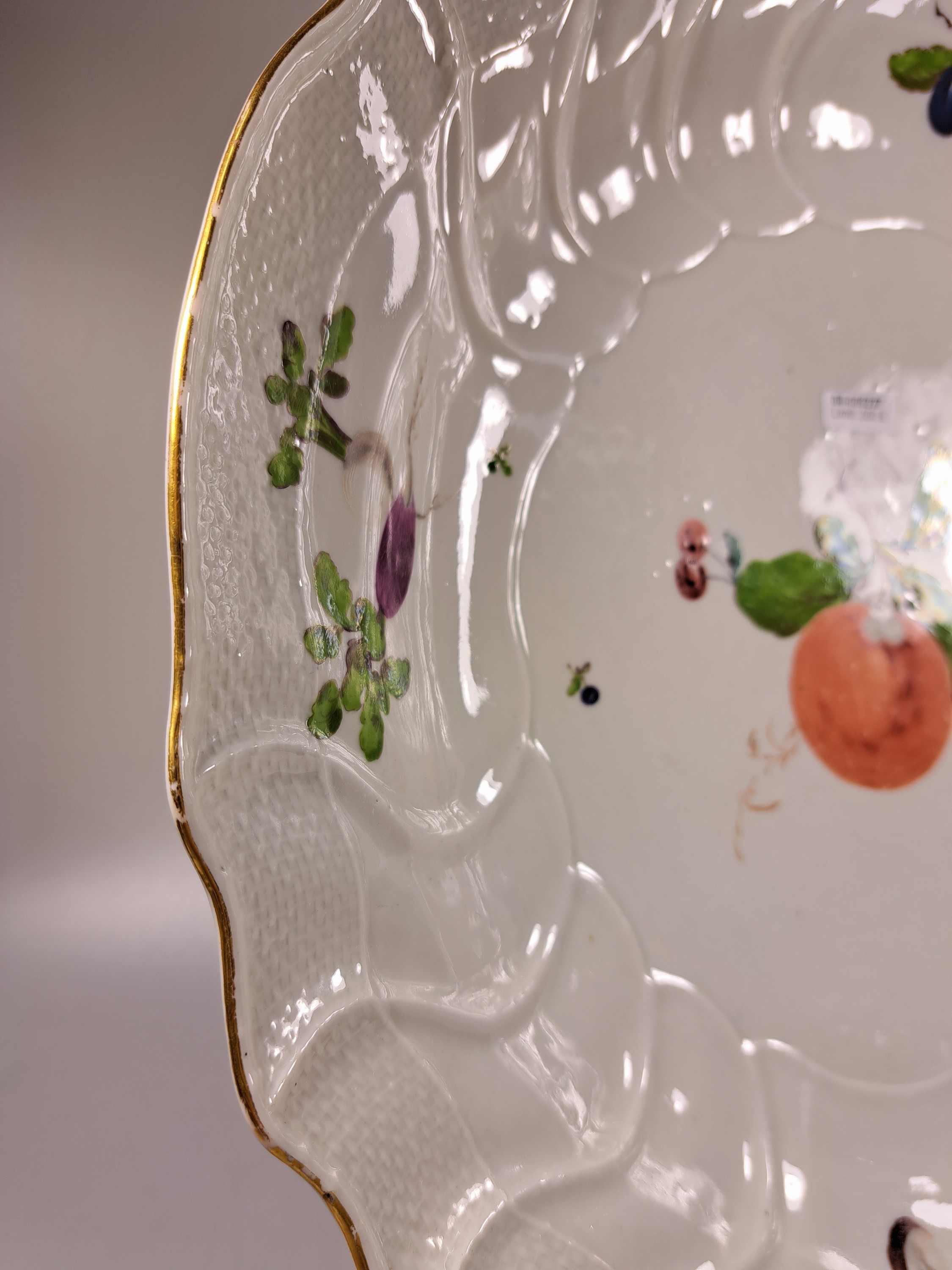 Detail d: Große runde Platte, Meissen, 1750, Porzellan, Neu-Ozier, Früchtedekor, Goldrand, leicht berieben, D. ca. 38 cm