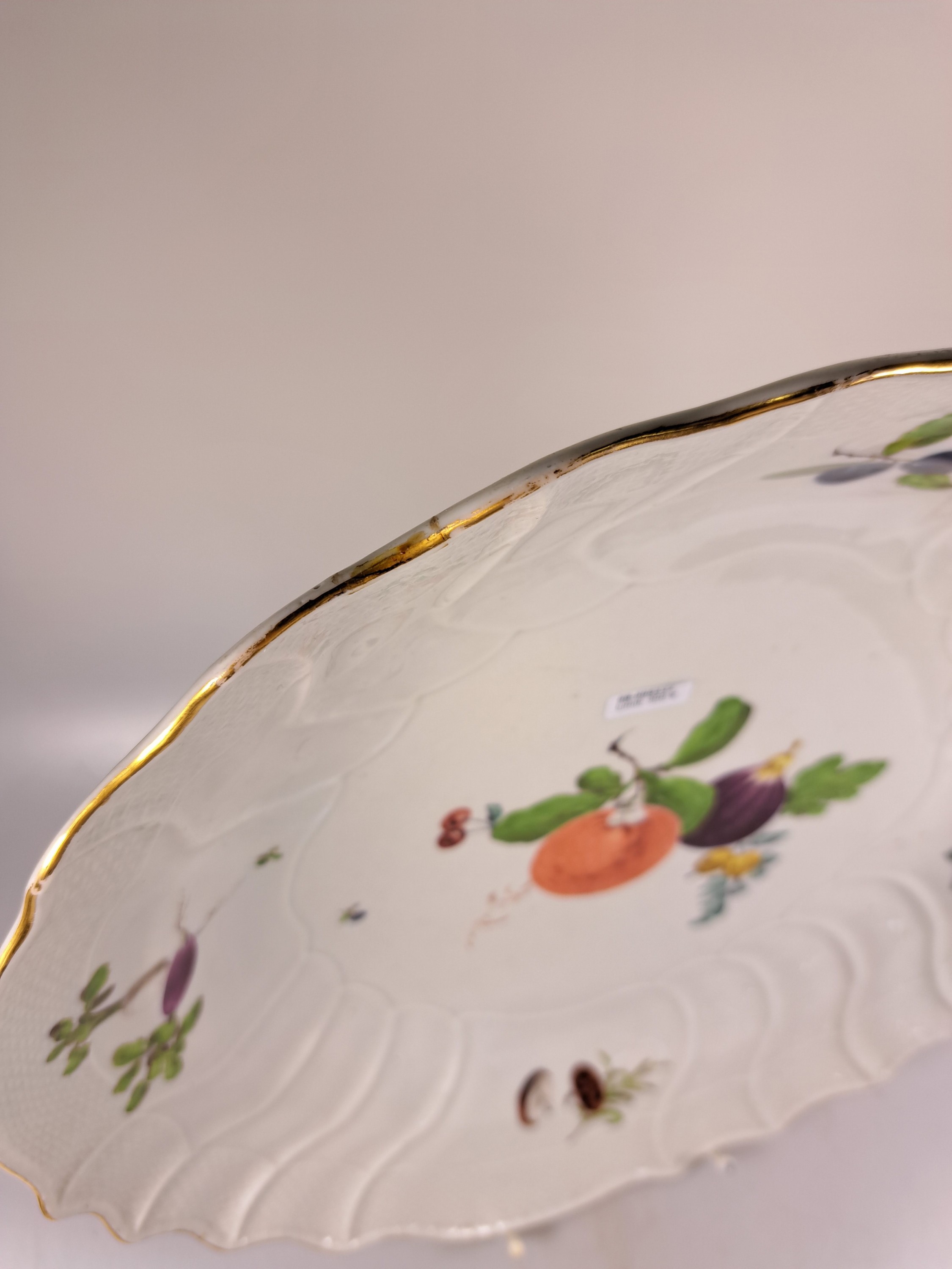 Detail e: Große runde Platte, Meissen, 1750, Porzellan, Neu-Ozier, Früchtedekor, Goldrand, leicht berieben, D. ca. 38 cm