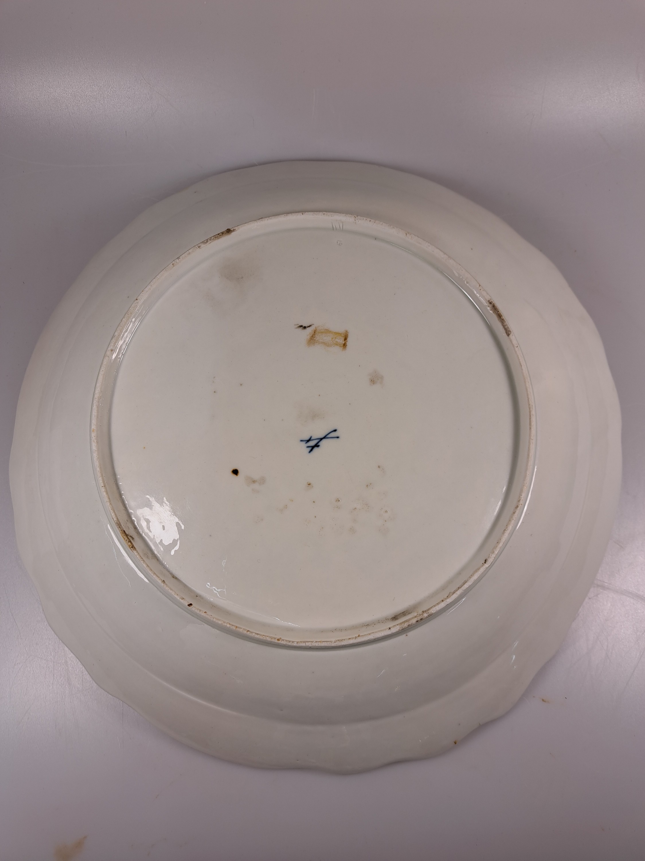 Detail g: Große runde Platte, Meissen, 1750, Porzellan, Neu-Ozier, Früchtedekor, Goldrand, leicht berieben, D. ca. 38 cm