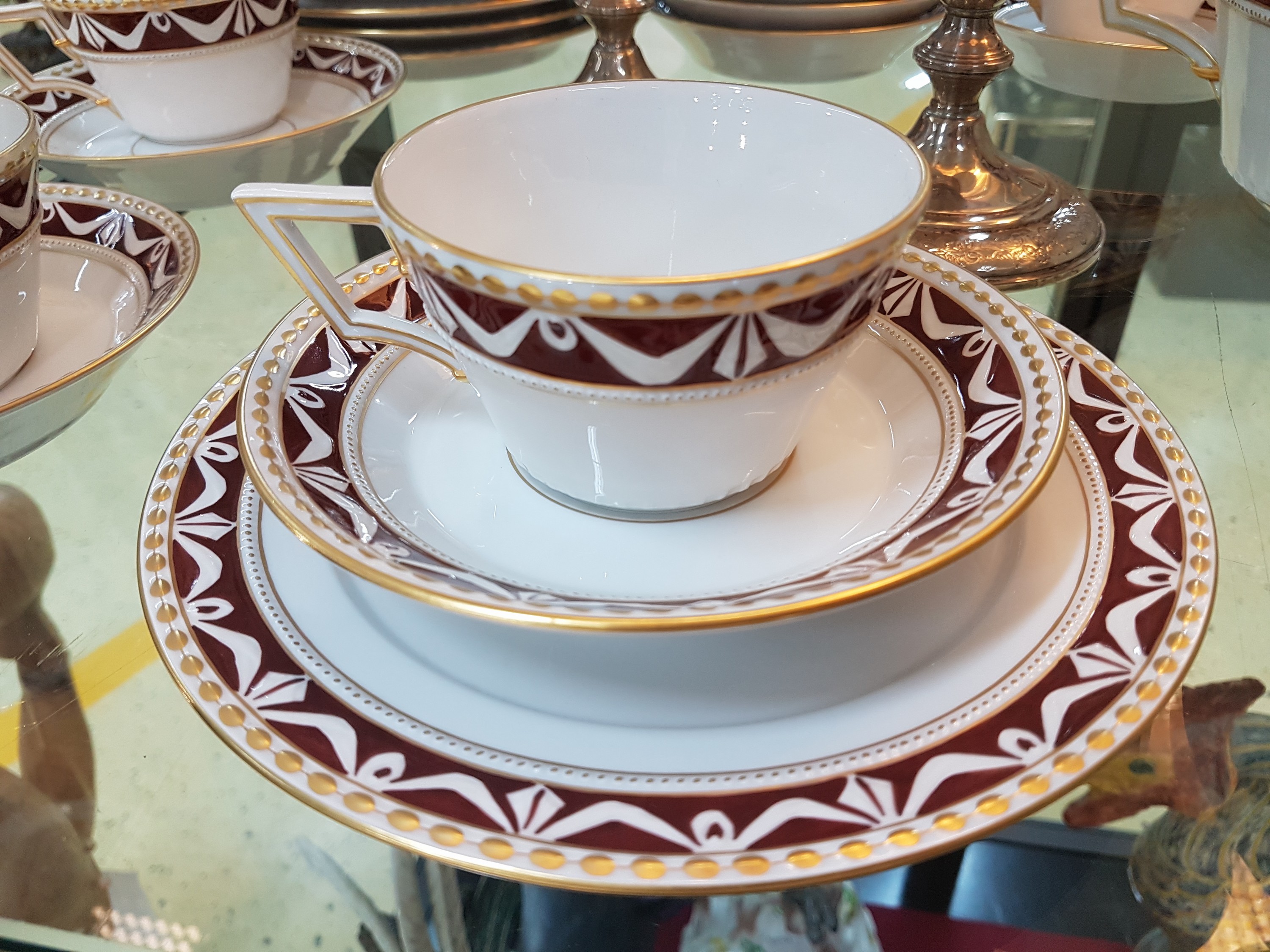 Detail a: Umfangreiches Kaffee- und Teeservice, KPM, Kurland, klassizistischer Schleifendekor braun unterlegt, Goldstaffage, Kaffeekanne, Teekanne, Zuckerdose, ...
