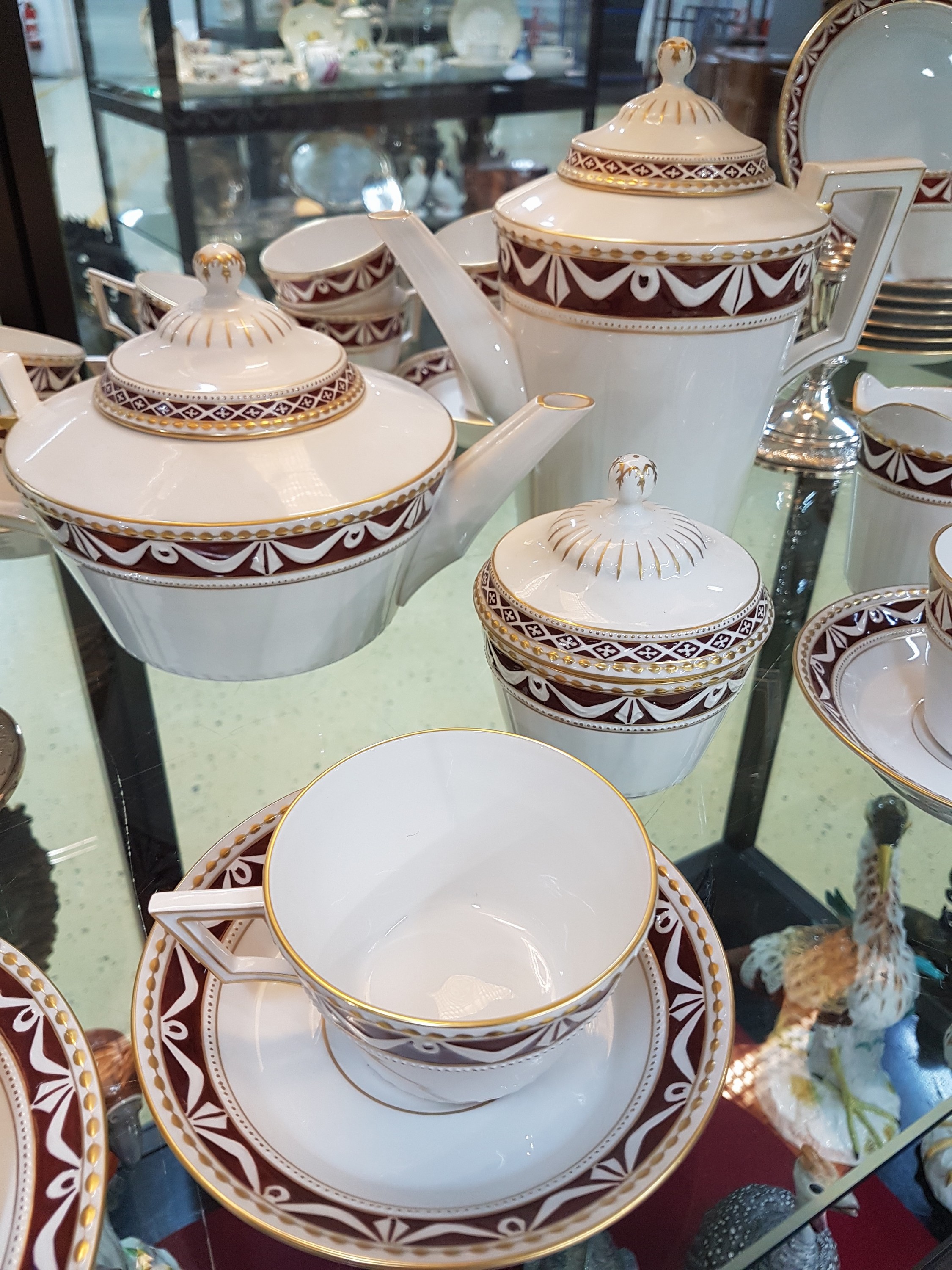 Detail b: Umfangreiches Kaffee- und Teeservice, KPM, Kurland, klassizistischer Schleifendekor braun unterlegt, Goldstaffage, Kaffeekanne, Teekanne, Zuckerdose, ...