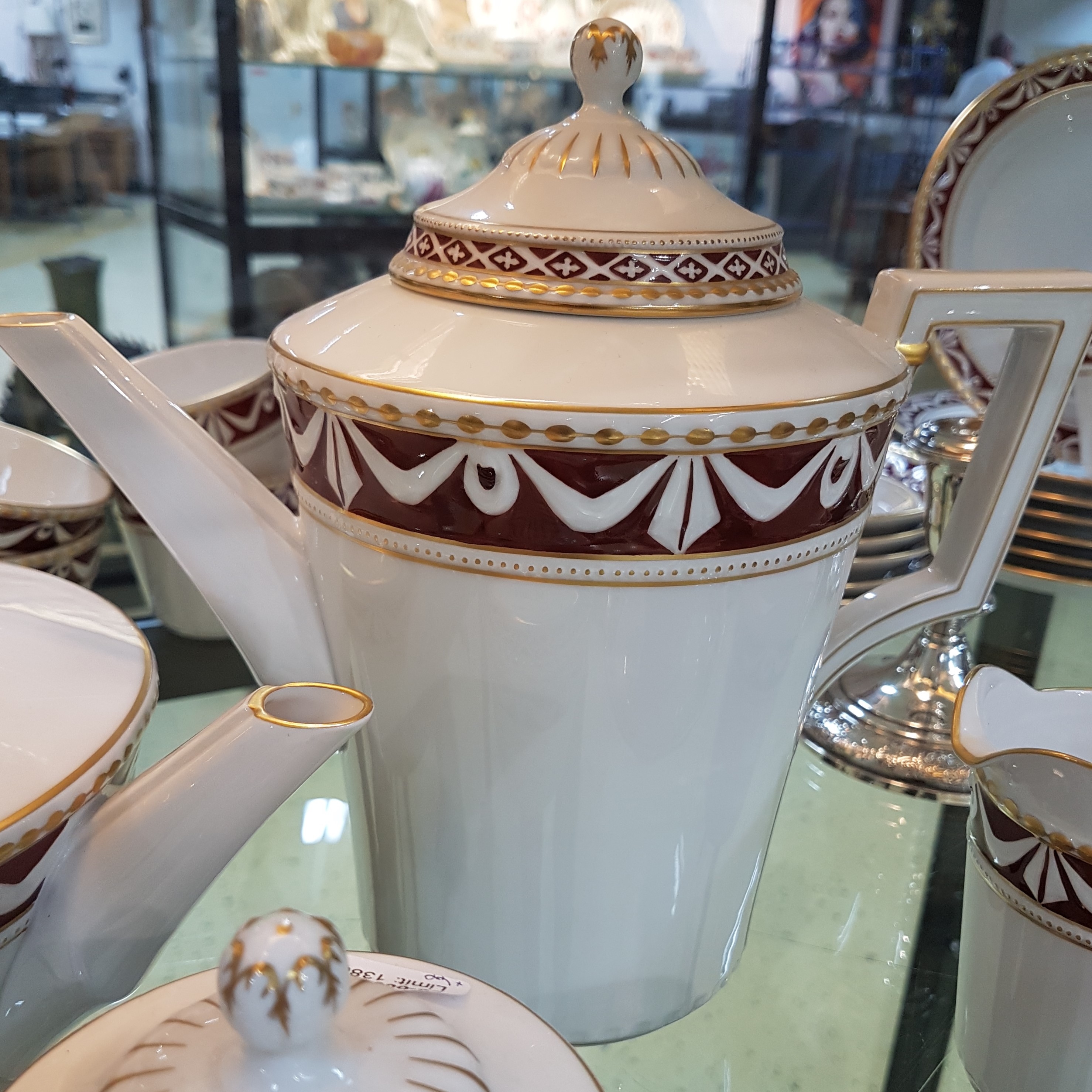 Detail d: Umfangreiches Kaffee- und Teeservice, KPM, Kurland, klassizistischer Schleifendekor braun unterlegt, Goldstaffage, Kaffeekanne, Teekanne, Zuckerdose, ...
