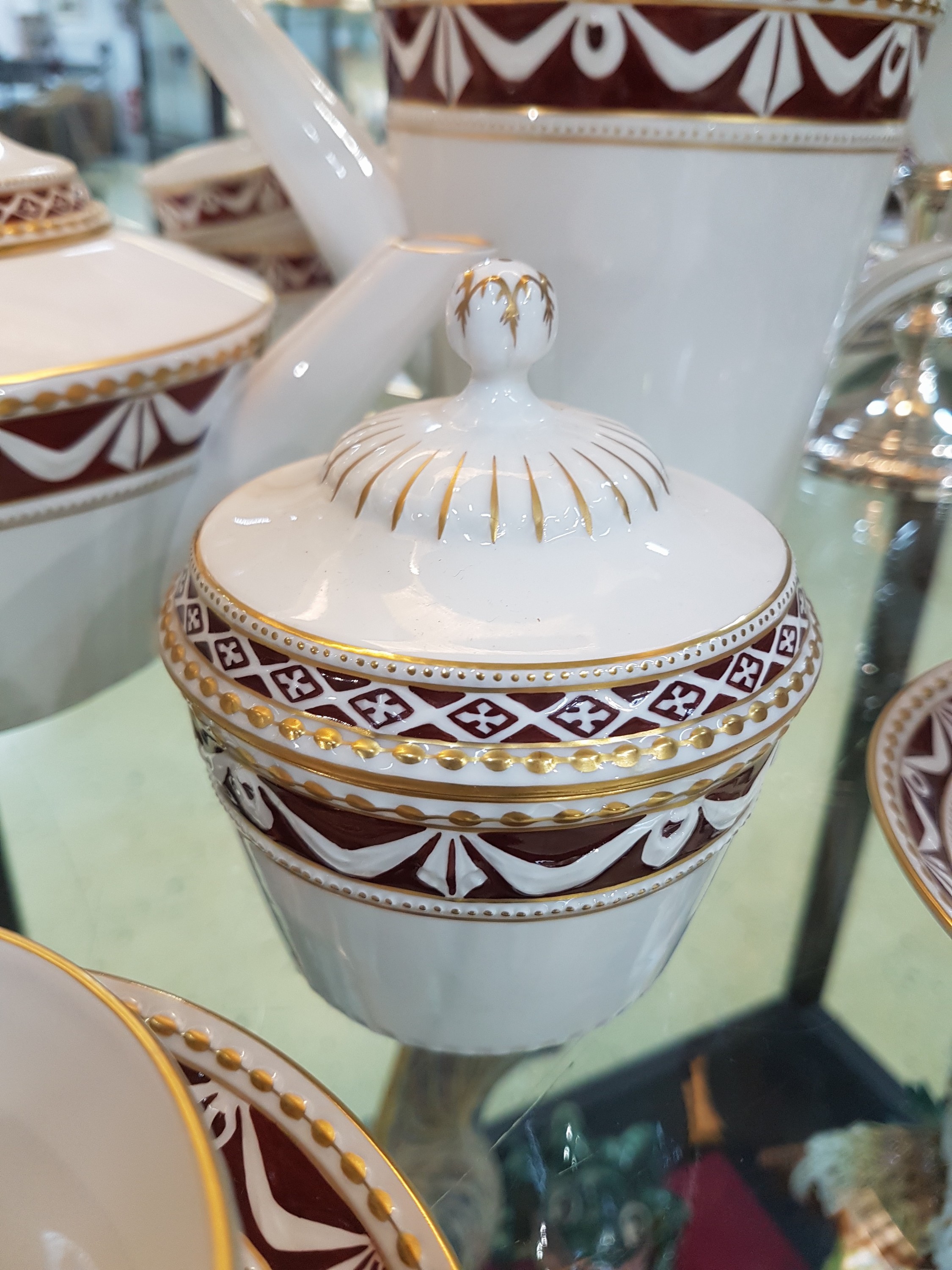 Detail e: Umfangreiches Kaffee- und Teeservice, KPM, Kurland, klassizistischer Schleifendekor braun unterlegt, Goldstaffage, Kaffeekanne, Teekanne, Zuckerdose, ...