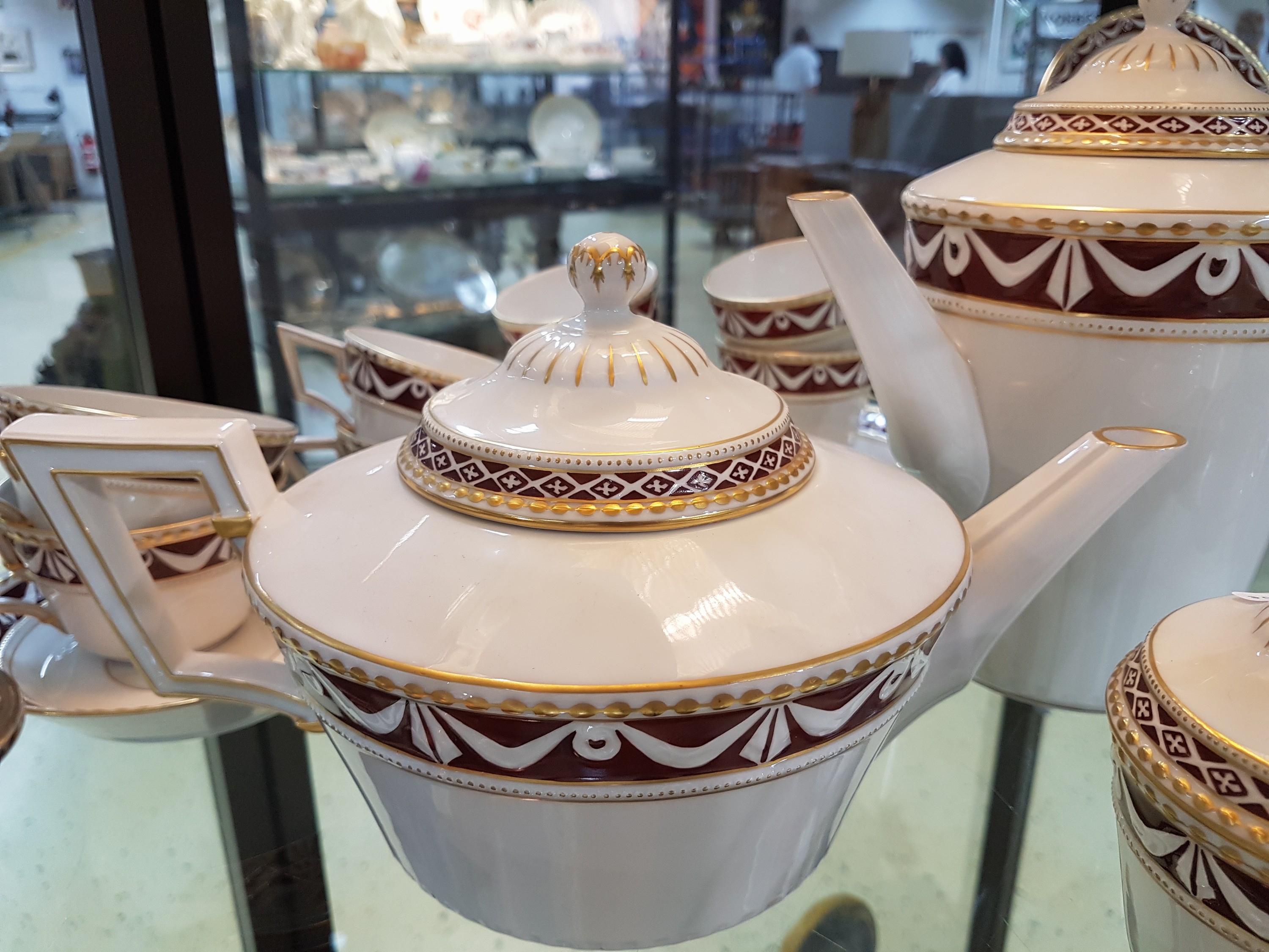 Detail f: Umfangreiches Kaffee- und Teeservice, KPM, Kurland, klassizistischer Schleifendekor braun unterlegt, Goldstaffage, Kaffeekanne, Teekanne, Zuckerdose, ...
