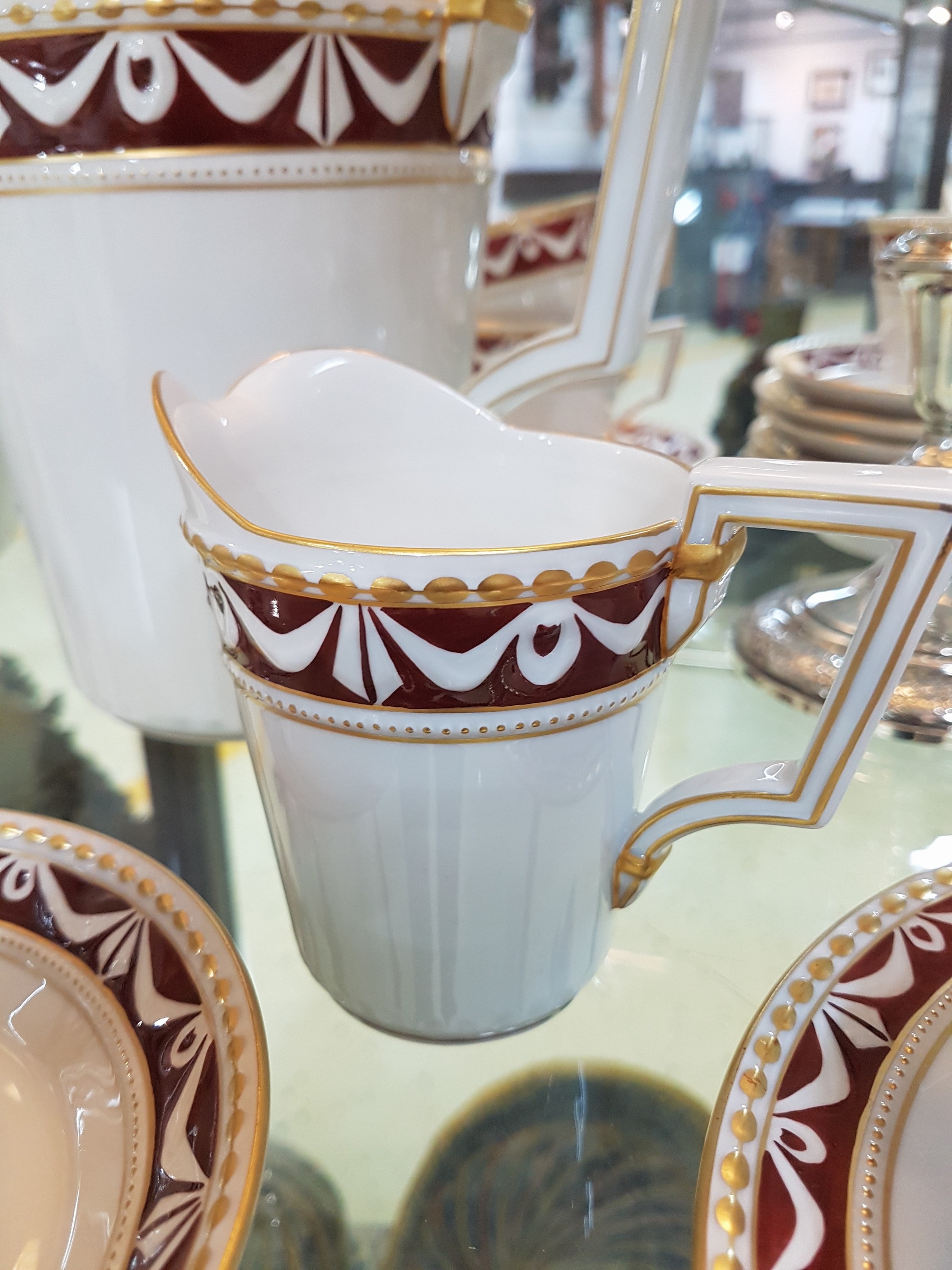 Detail g: Umfangreiches Kaffee- und Teeservice, KPM, Kurland, klassizistischer Schleifendekor braun unterlegt, Goldstaffage, Kaffeekanne, Teekanne, Zuckerdose, ...