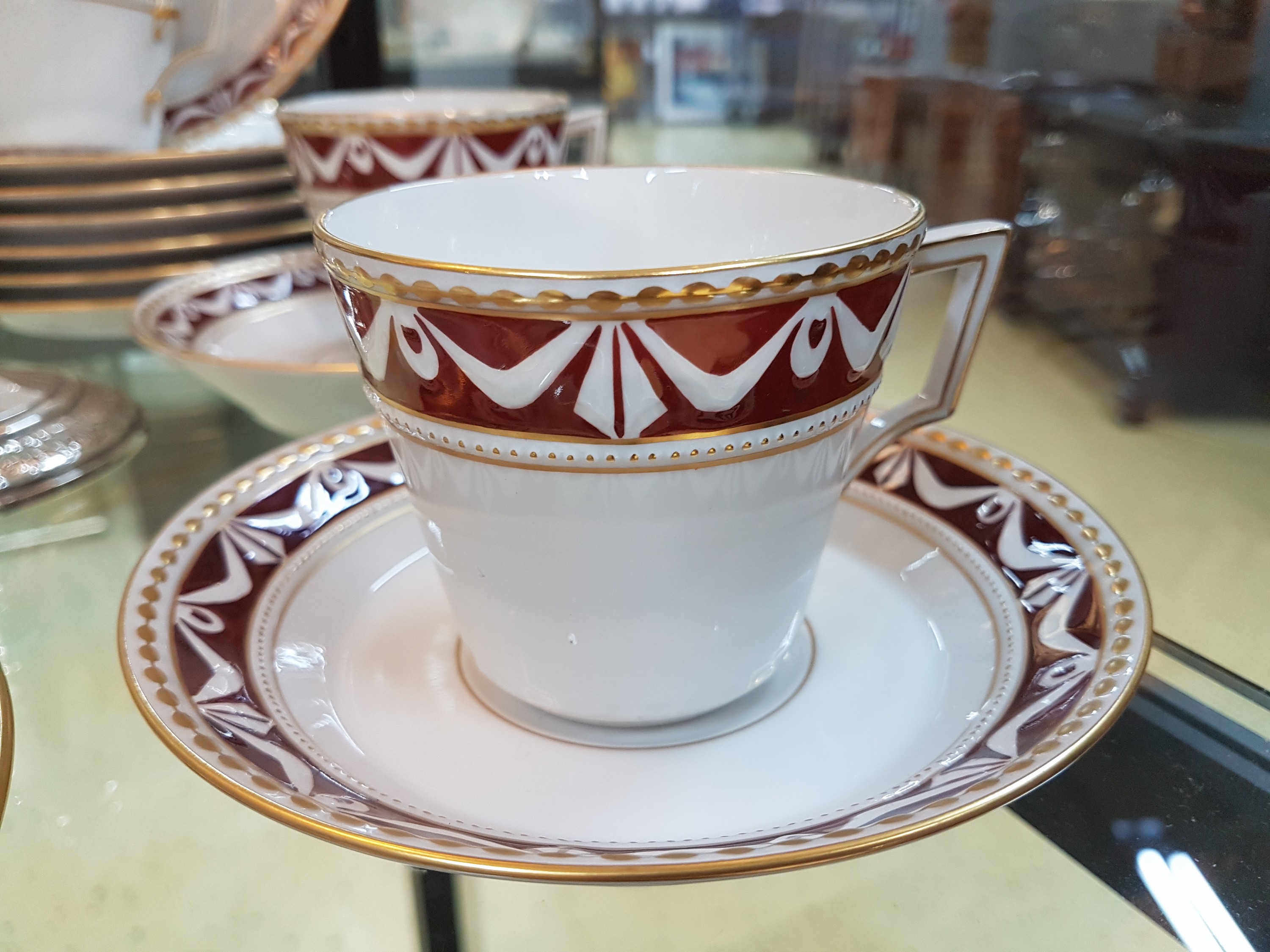 Detail h: Umfangreiches Kaffee- und Teeservice, KPM, Kurland, klassizistischer Schleifendekor braun unterlegt, Goldstaffage, Kaffeekanne, Teekanne, Zuckerdose, ...