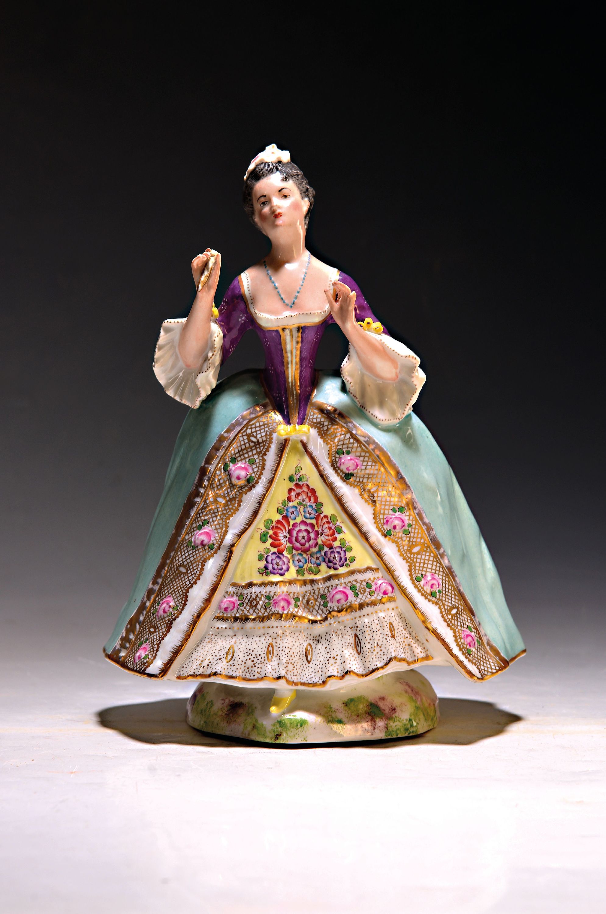 Detail a: 5 Porzellanfiguren/Gruppen, deutsch, 19./20. Jh., Volkstedt, Passau, Eisenberg etc., galantes Paar, applizierte Blümchen am Sockel, Fächer ...