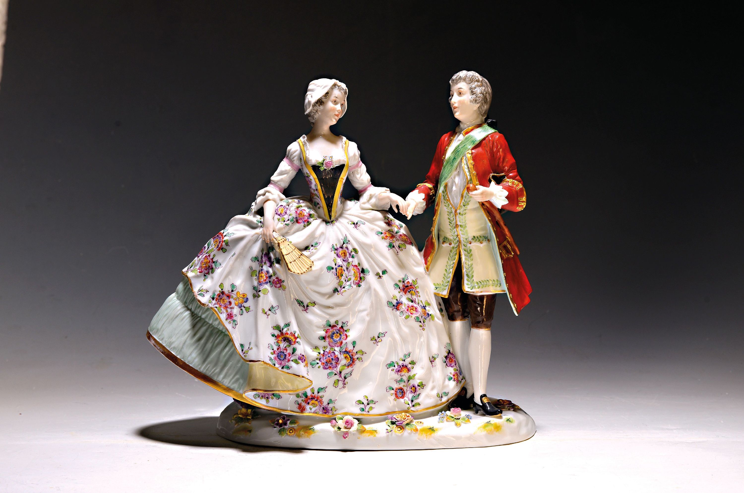 Detail b: 5 Porzellanfiguren/Gruppen, deutsch, 19./20. Jh., Volkstedt, Passau, Eisenberg etc., galantes Paar, applizierte Blümchen am Sockel, Fächer ...