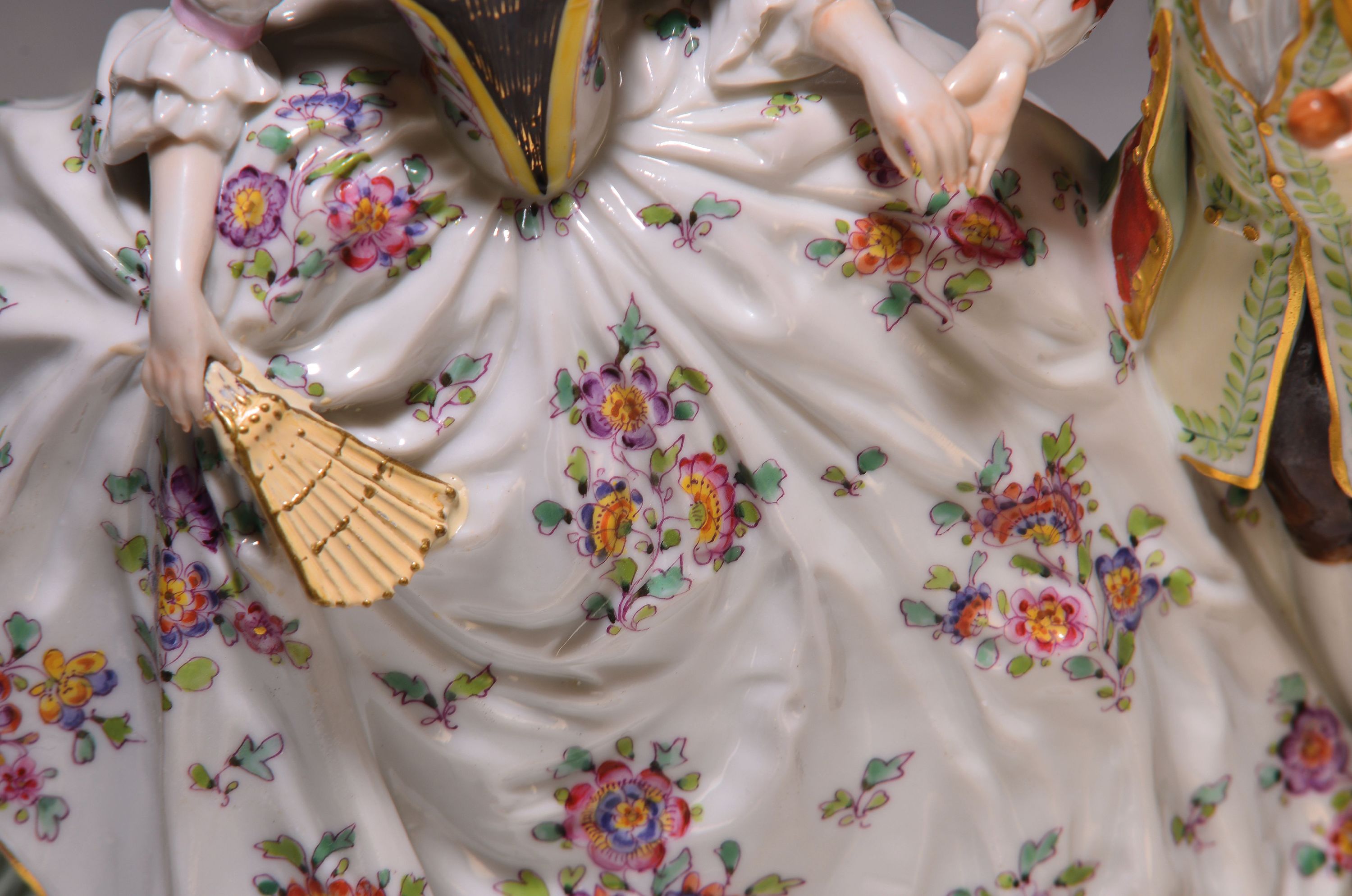 Detail c: 5 Porzellanfiguren/Gruppen, deutsch, 19./20. Jh., Volkstedt, Passau, Eisenberg etc., galantes Paar, applizierte Blümchen am Sockel, Fächer ...