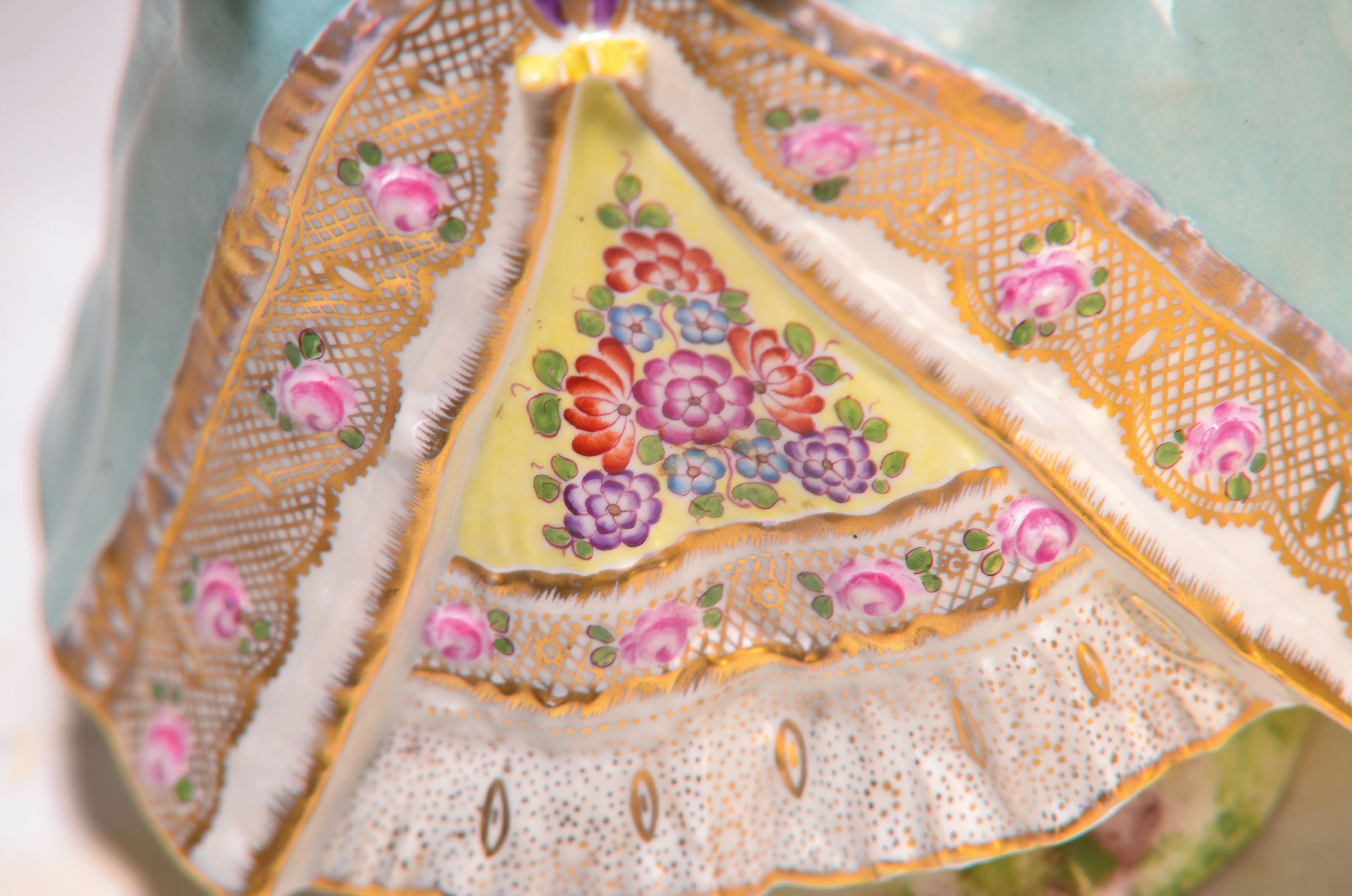 Detail d: 5 Porzellanfiguren/Gruppen, deutsch, 19./20. Jh., Volkstedt, Passau, Eisenberg etc., galantes Paar, applizierte Blümchen am Sockel, Fächer ...