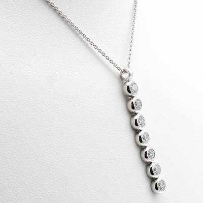 26969425a - Anhänger mit Brillanten an Kette, WG 750/000, 7 Brill. in einer Reihe und in ...