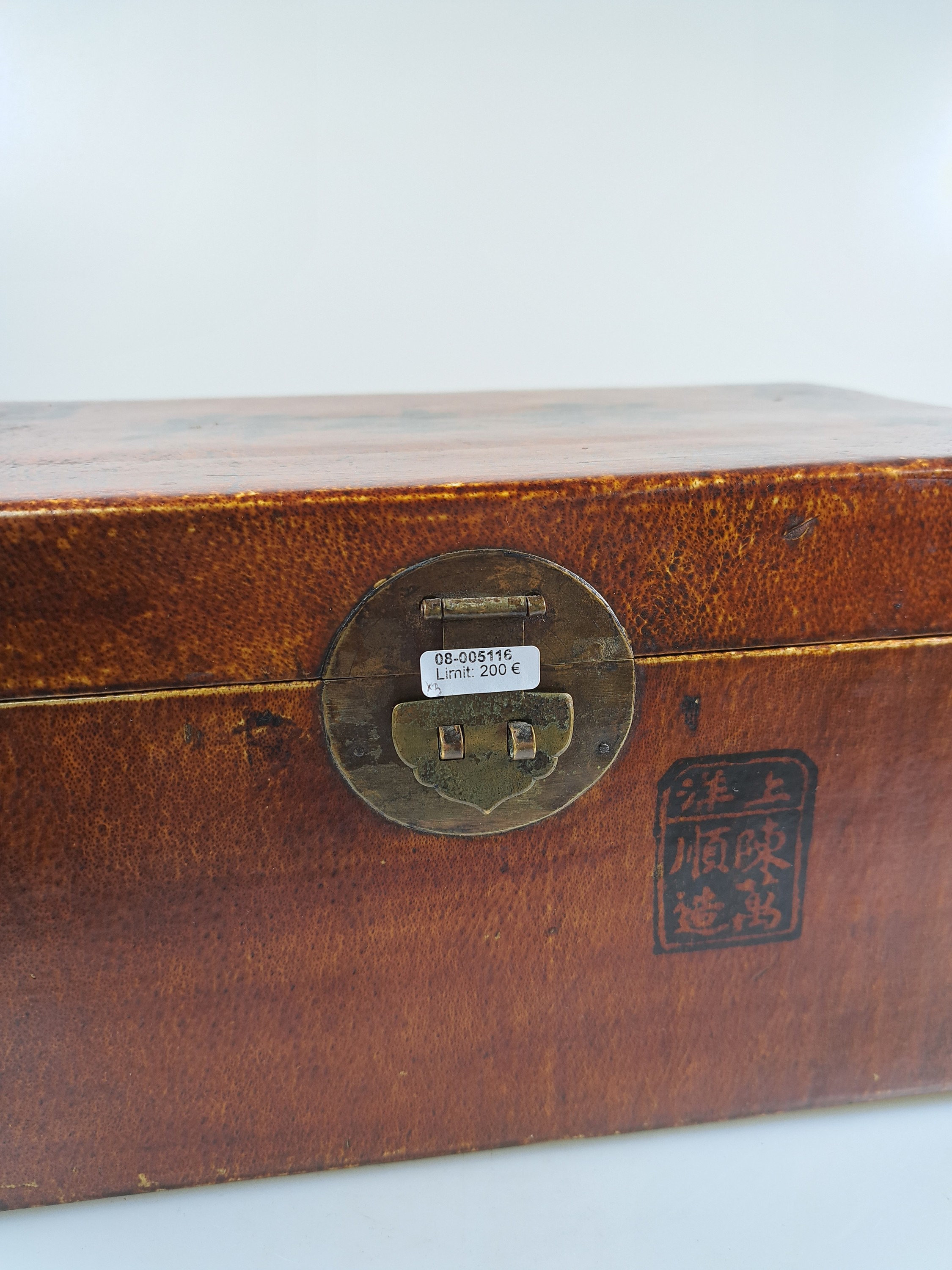 Detail b: Deckelschatulle und 2 Lackdosen, China, um 1900, Schatulle Holz mit Papierbezug, mit chin. Schriftzeichen versehen, ca. 18x 34x20cm, 2 kl. Lackdosen ...