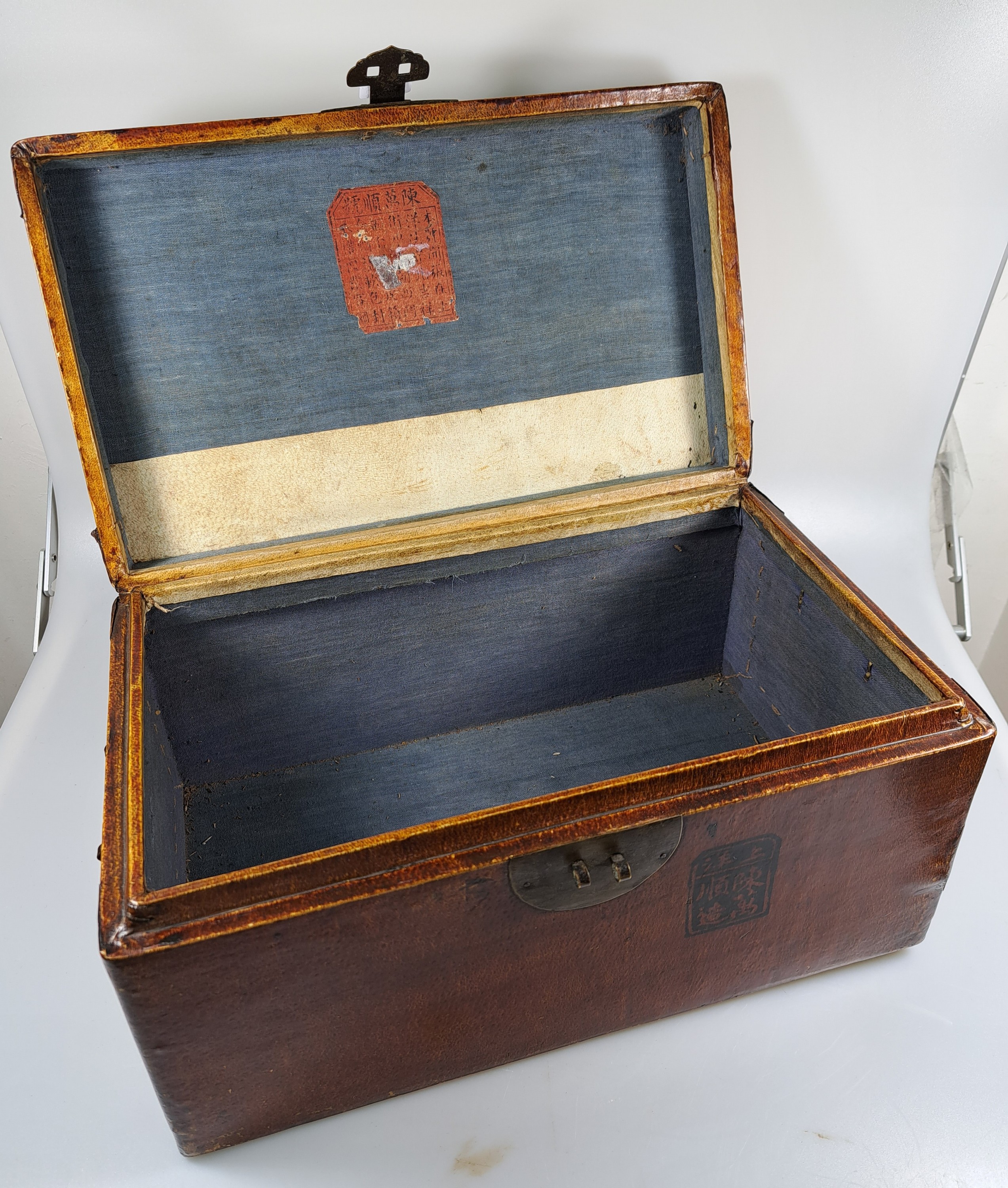 Detail d: Deckelschatulle und 2 Lackdosen, China, um 1900, Schatulle Holz mit Papierbezug, mit chin. Schriftzeichen versehen, ca. 18x 34x20cm, 2 kl. Lackdosen ...