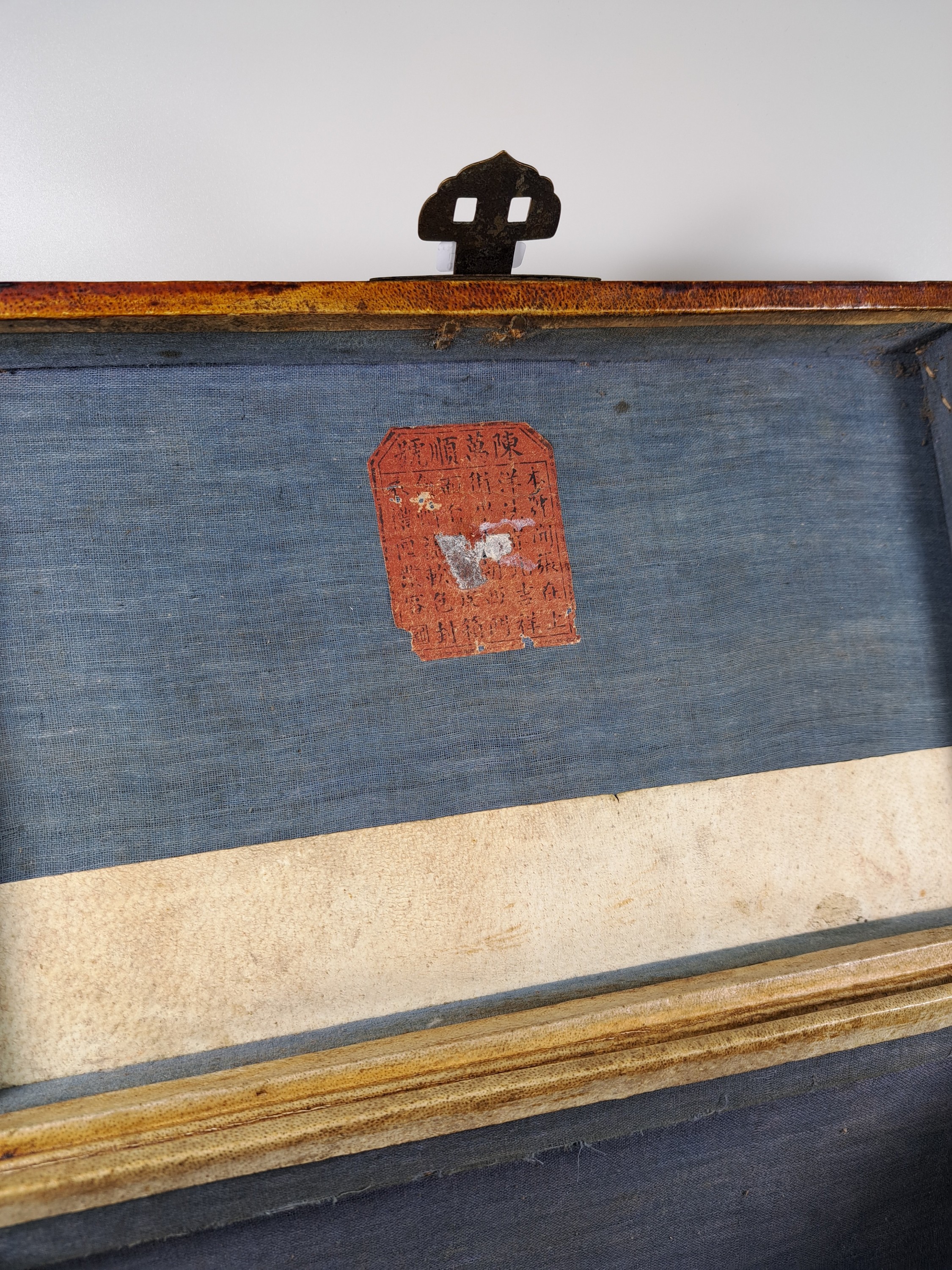 Detail e: Deckelschatulle und 2 Lackdosen, China, um 1900, Schatulle Holz mit Papierbezug, mit chin. Schriftzeichen versehen, ca. 18x 34x20cm, 2 kl. Lackdosen ...