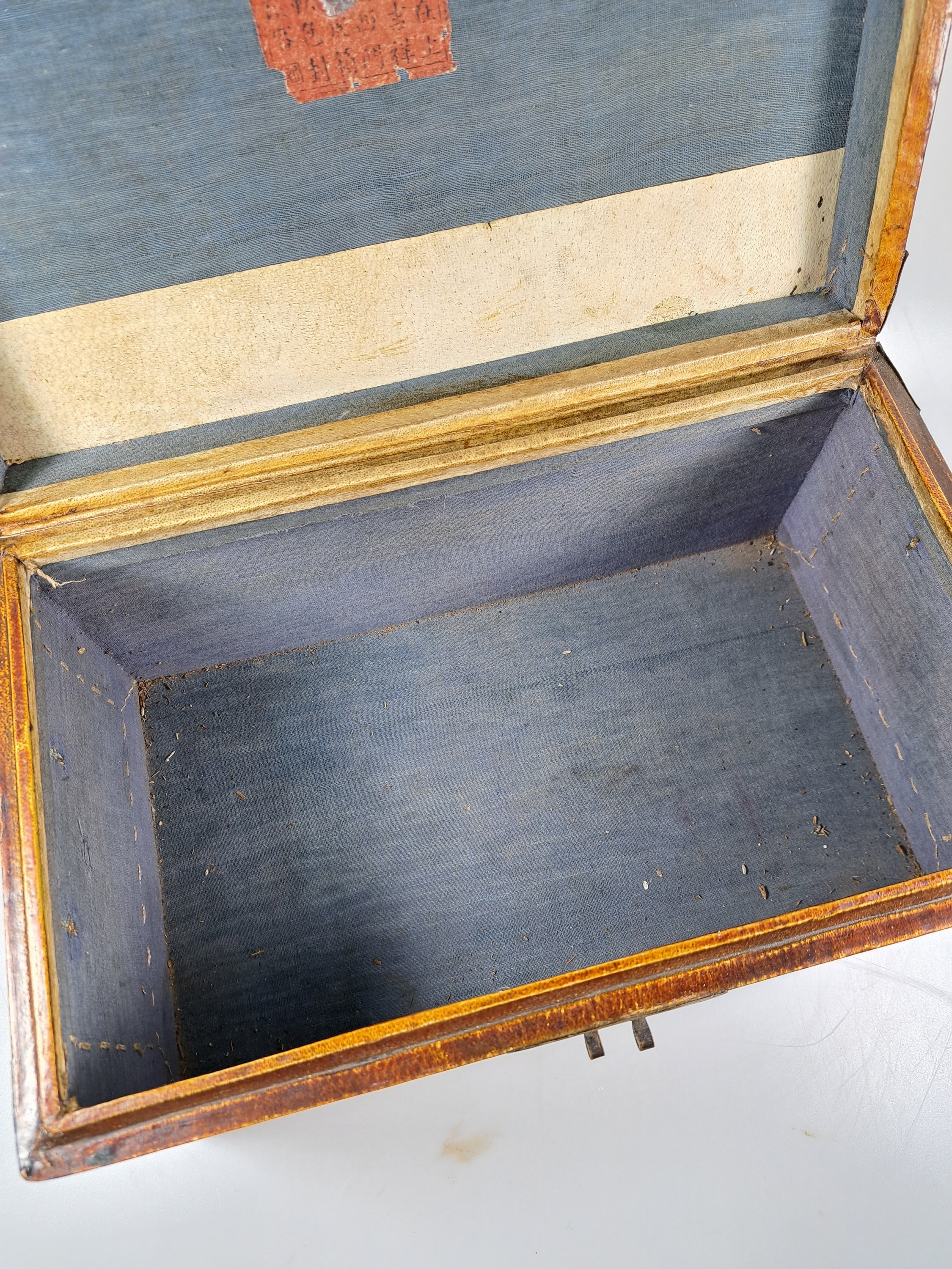 Detail f: Deckelschatulle und 2 Lackdosen, China, um 1900, Schatulle Holz mit Papierbezug, mit chin. Schriftzeichen versehen, ca. 18x 34x20cm, 2 kl. Lackdosen ...