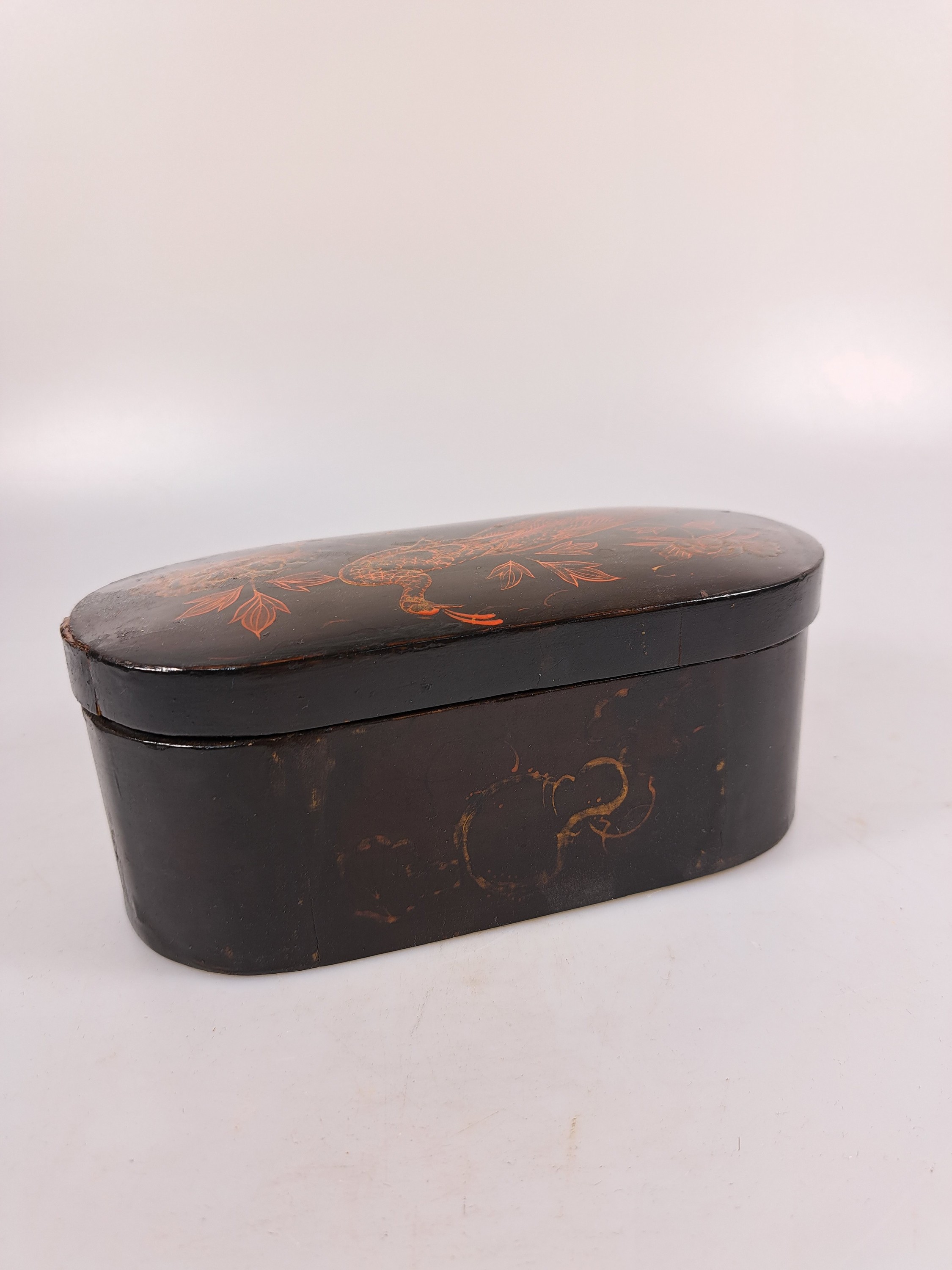 Detail o: Deckelschatulle und 2 Lackdosen, China, um 1900, Schatulle Holz mit Papierbezug, mit chin. Schriftzeichen versehen, ca. 18x 34x20cm, 2 kl. Lackdosen ...