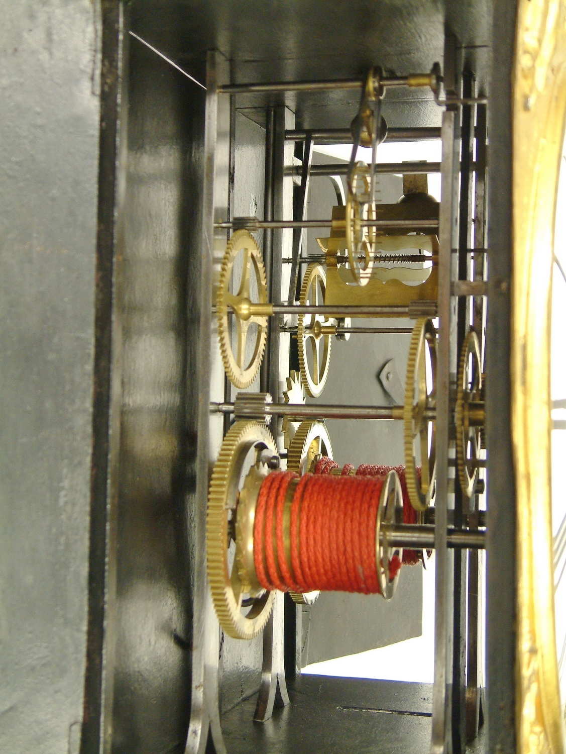 Detail c: Seltene Comtoise mit Scherengang (Amant), Frankreich um 1880, matt- und glanzvergoldete geprägte Messingumrandung (partiell ber.), Emailzifferblatt ...