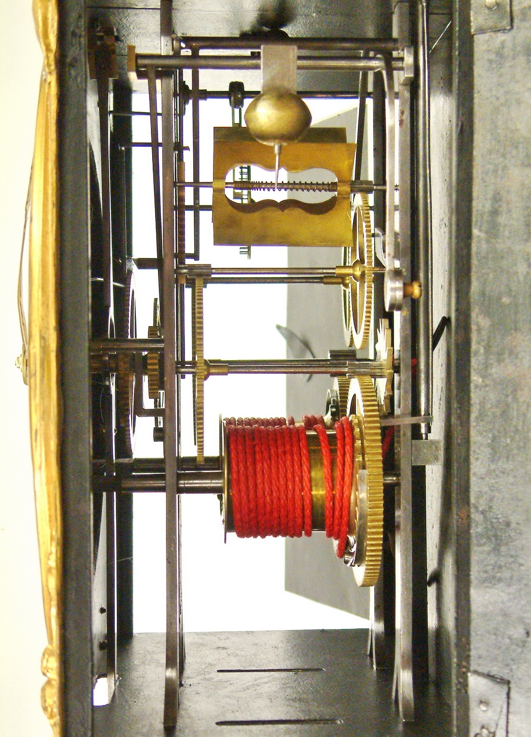 Detail d: Seltene Comtoise mit Scherengang (Amant), Frankreich um 1880, matt- und glanzvergoldete geprägte Messingumrandung (partiell ber.), Emailzifferblatt ...